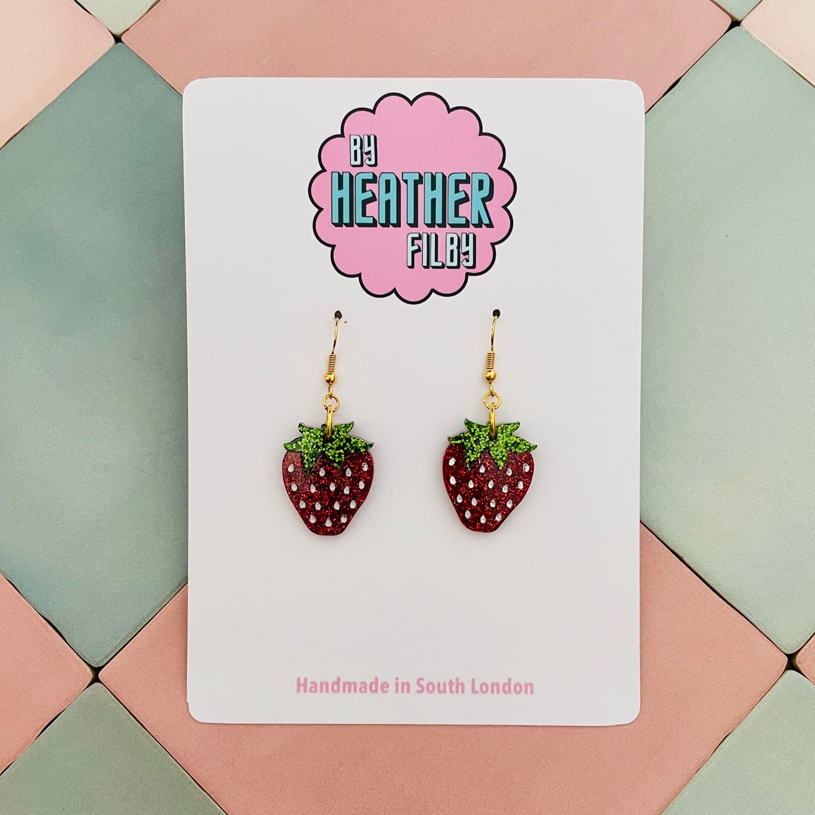 Orecchini in resina glitterata alla fragola