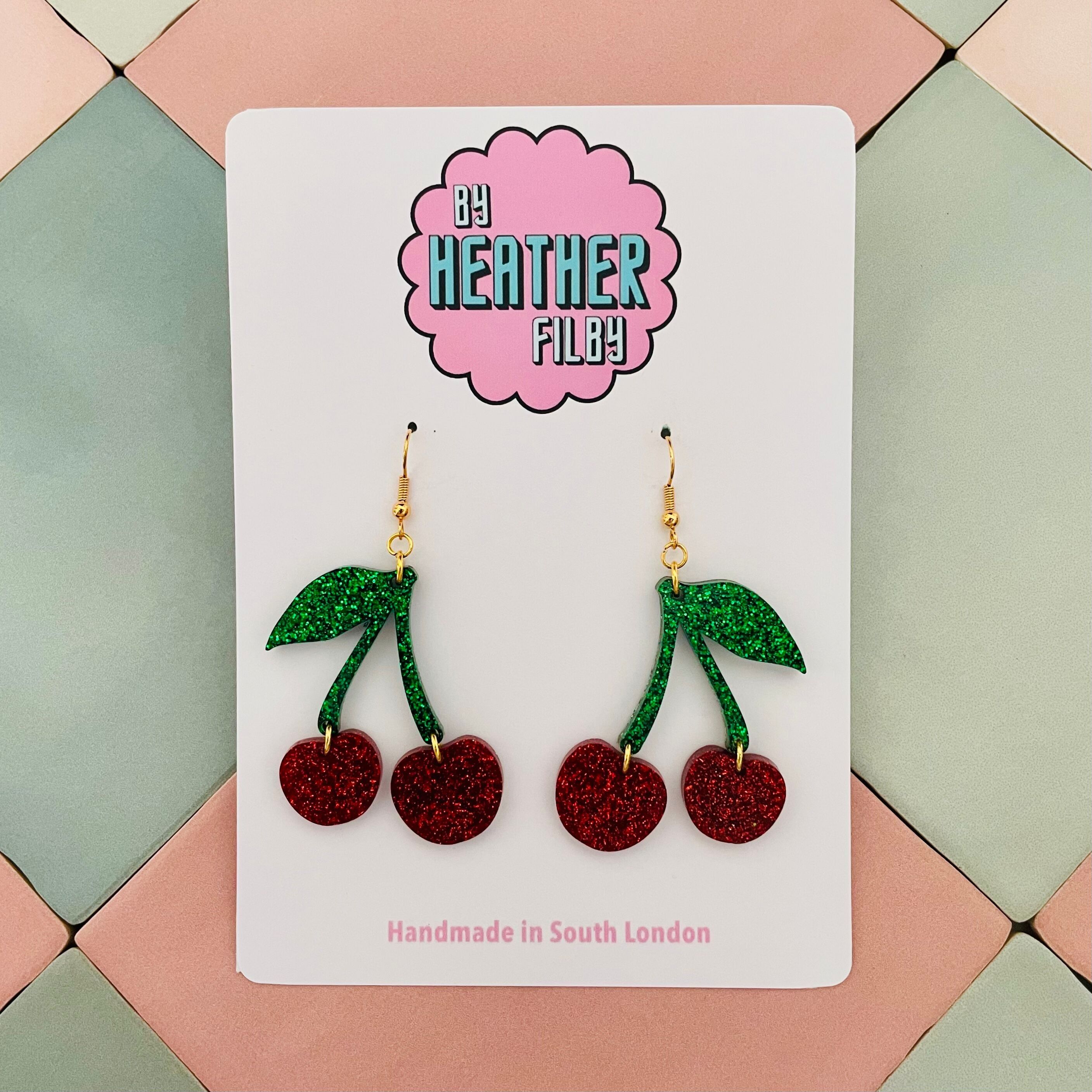 Orecchini in resina glitterata alla ciliegia