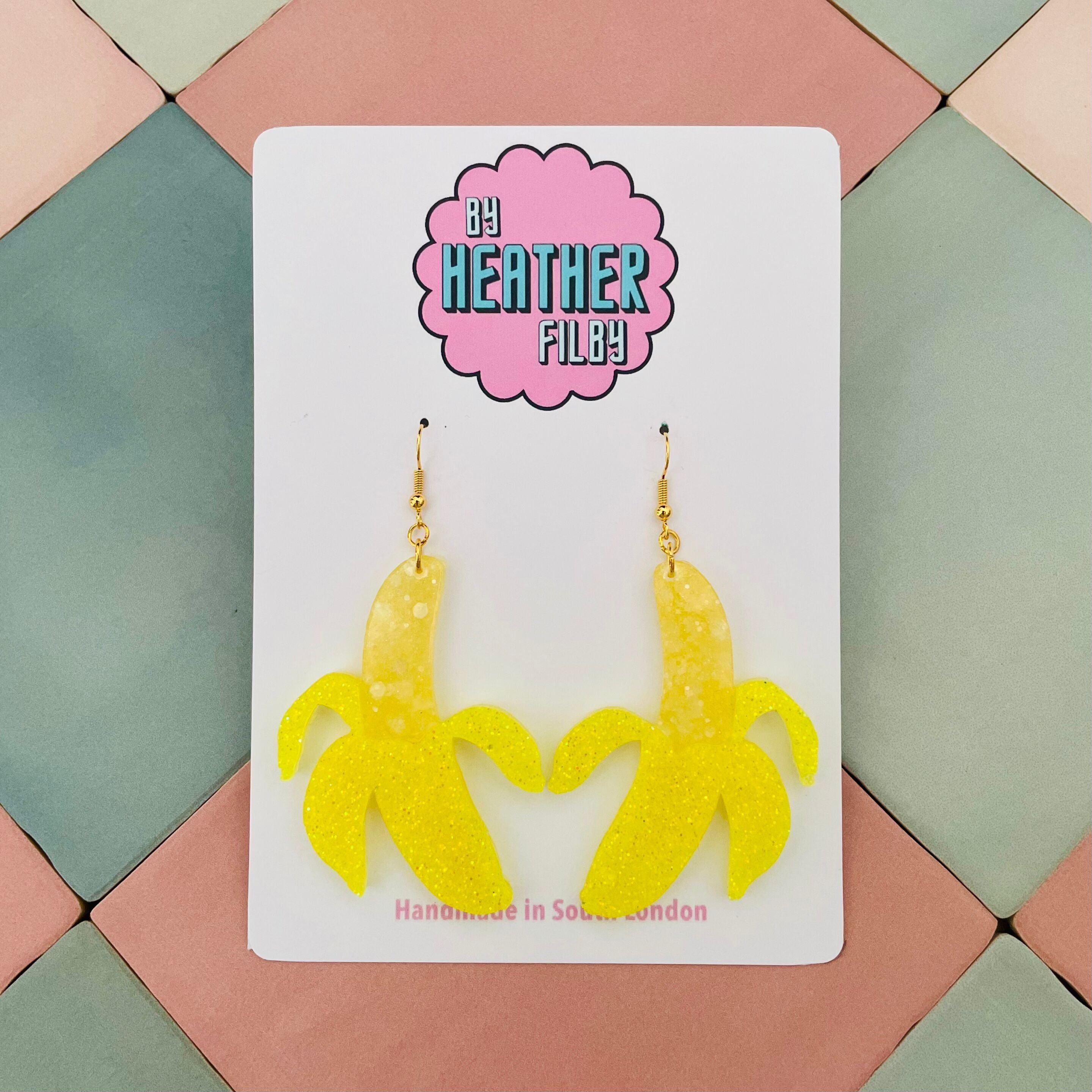 Orecchini in resina glitterata con banana divisa