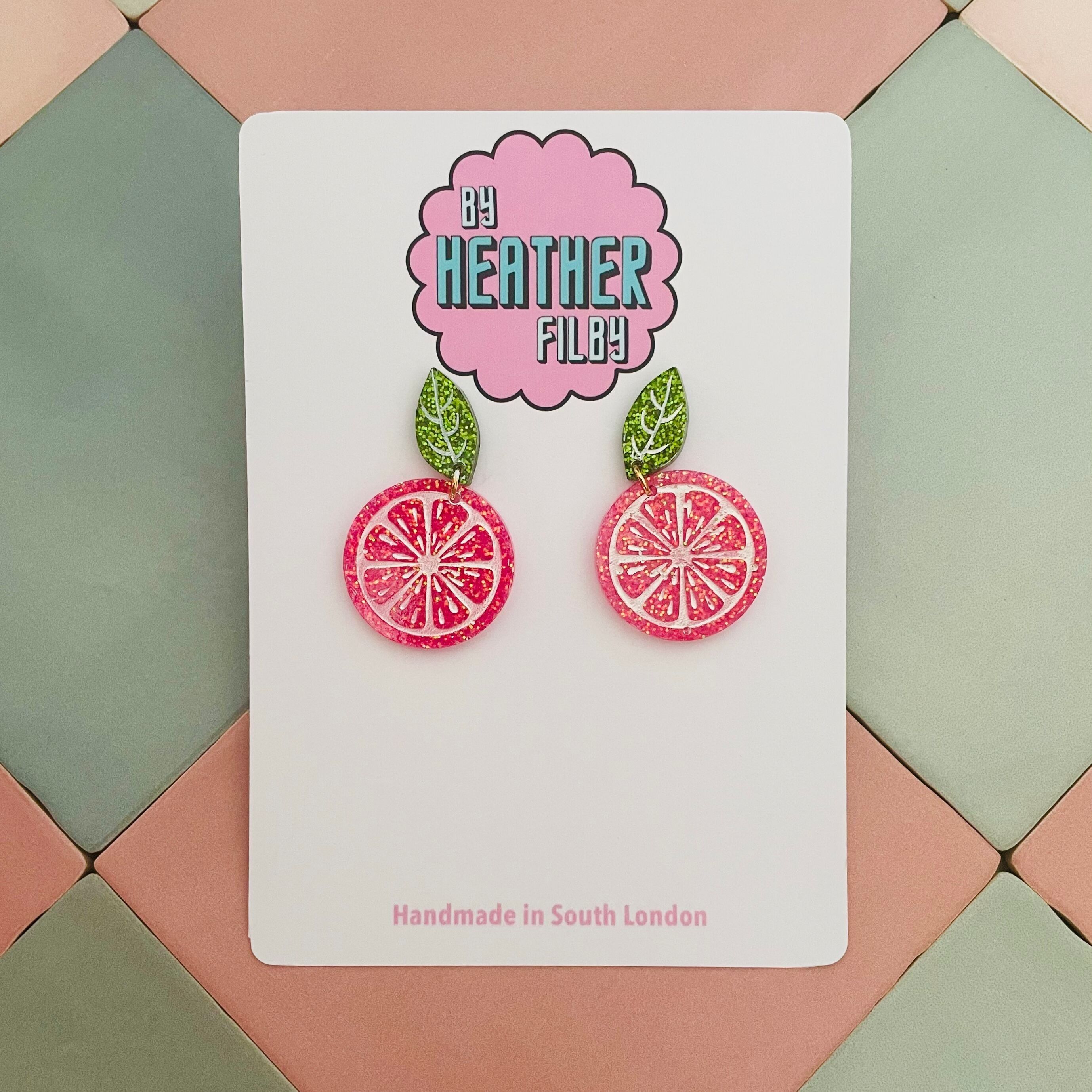 Orecchini in resina glitterata al pompelmo