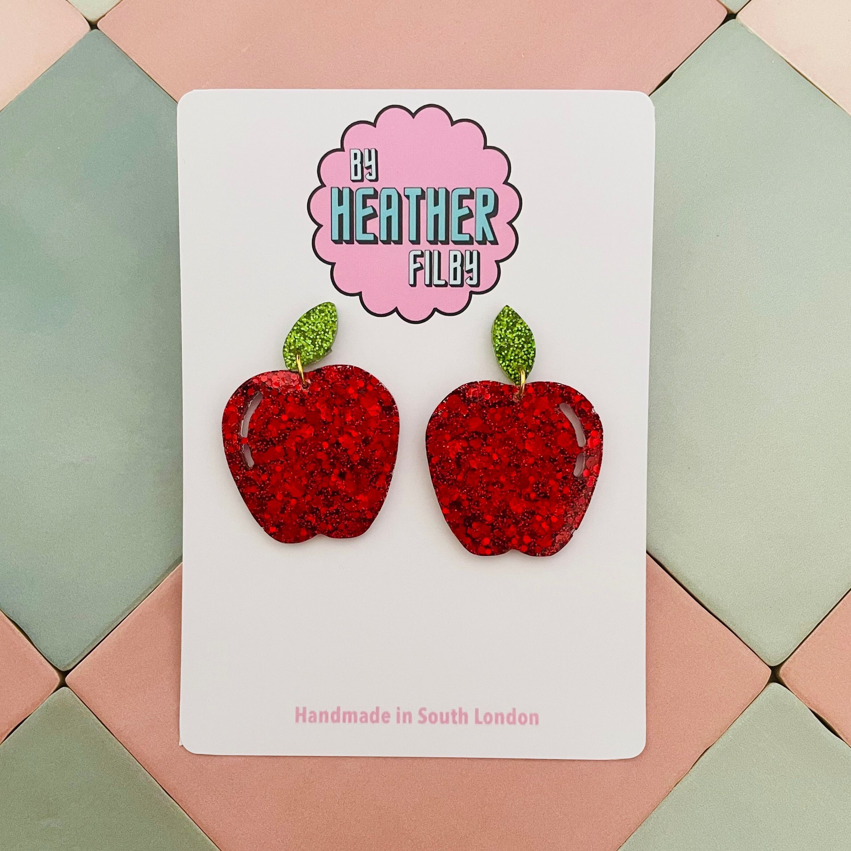 Orecchini in resina glitterata con mela