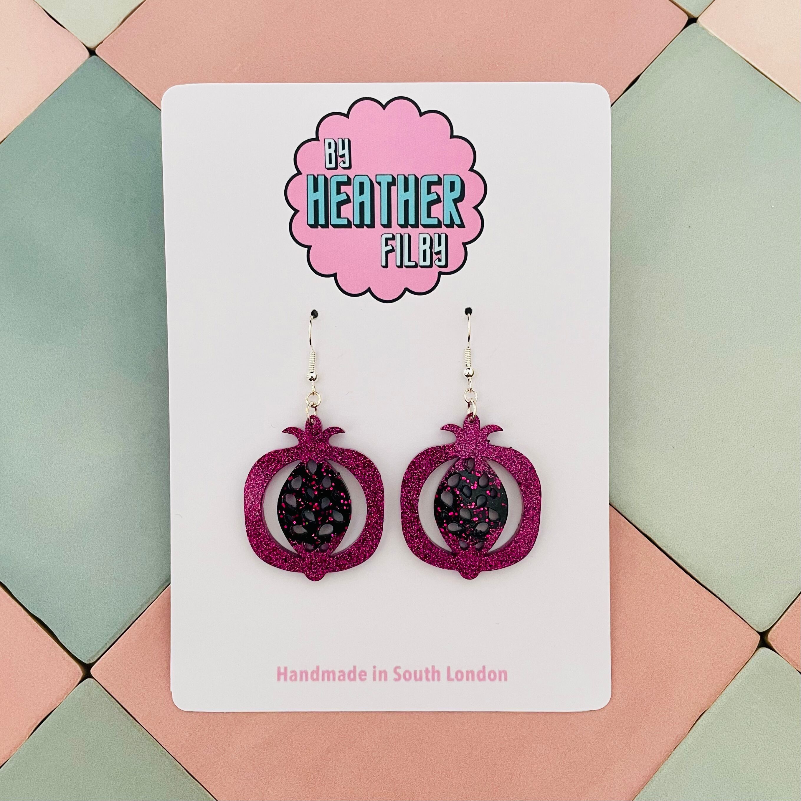 Orecchini in resina glitterata al melograno