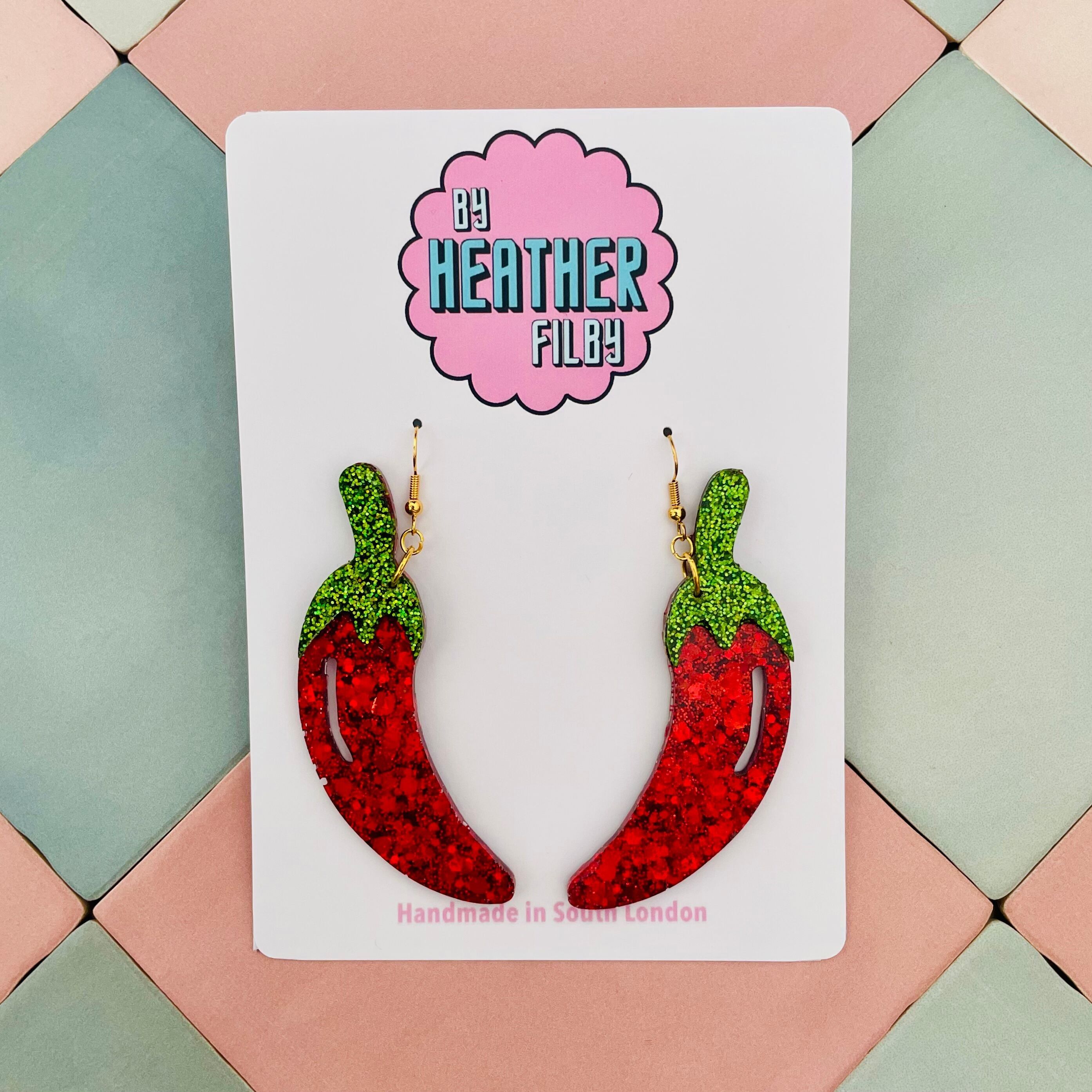 Orecchini in resina glitterata con peperoncino rosso