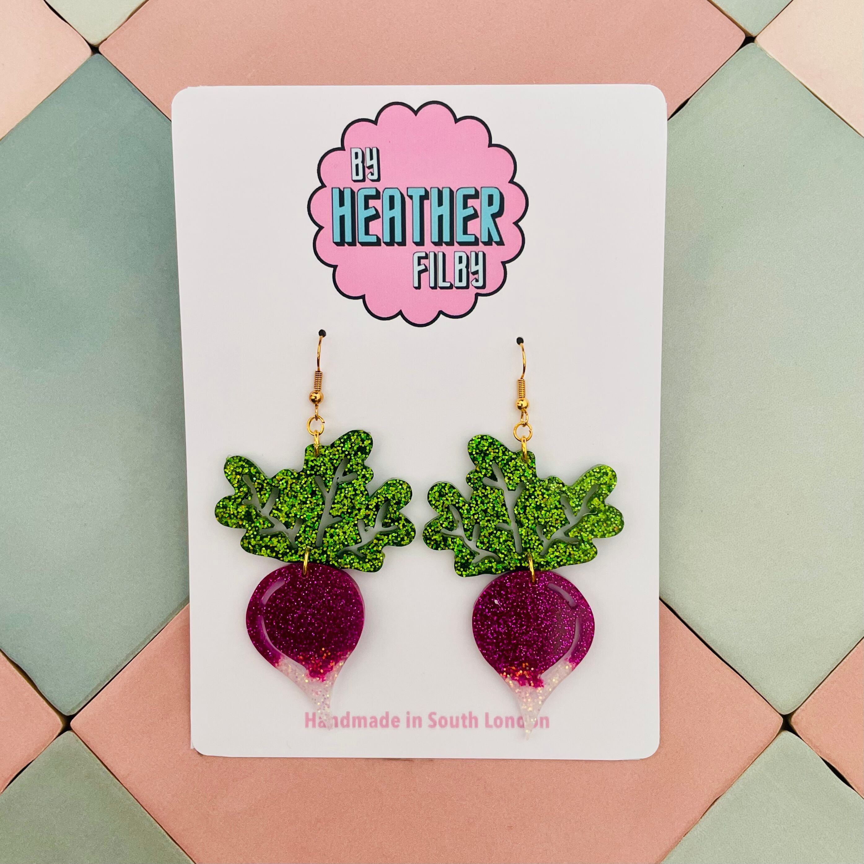 Orecchini in resina glitterata a forma di rapa