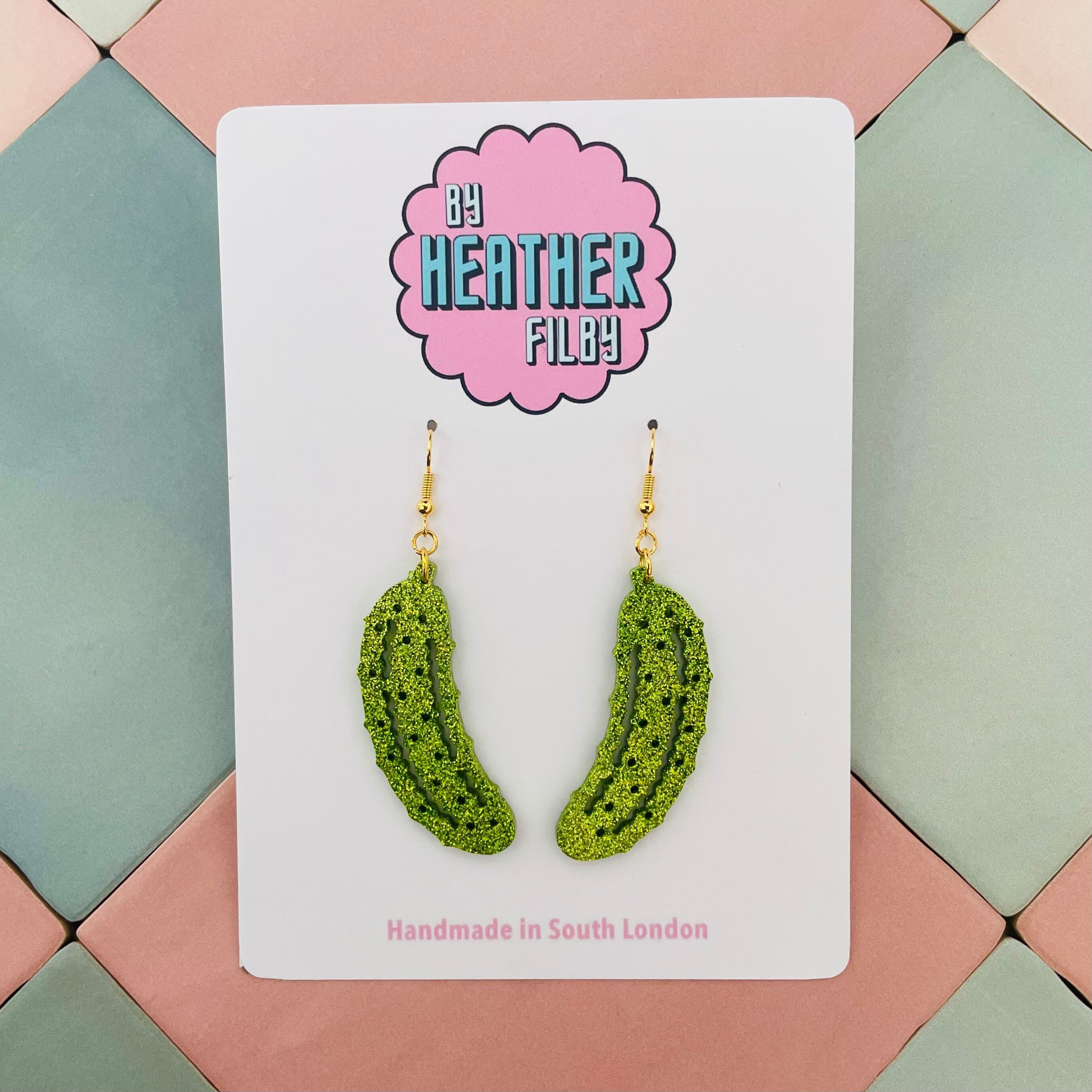 Orecchini in resina glitterata verde sottaceto