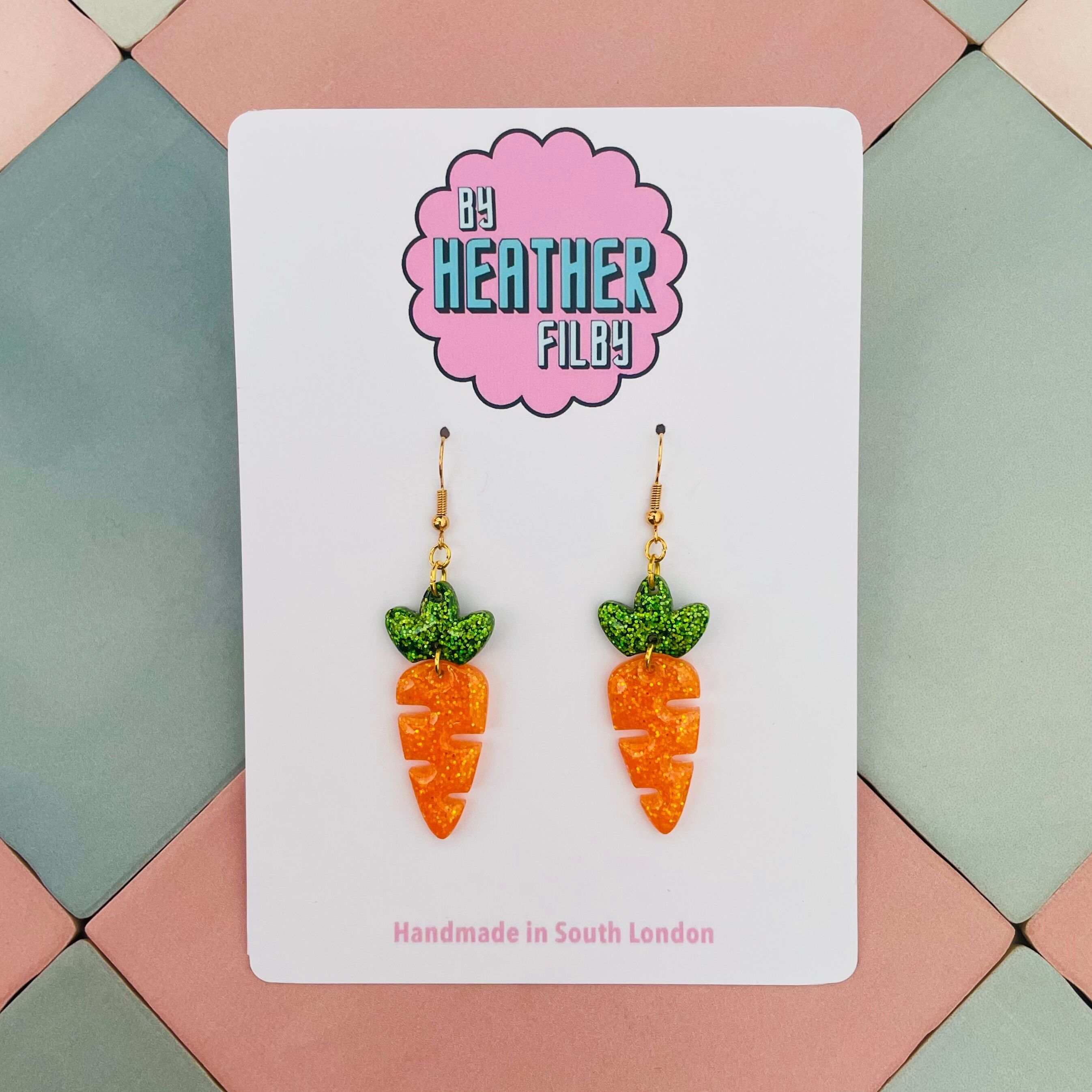 Orecchini in resina glitterata a forma di carota