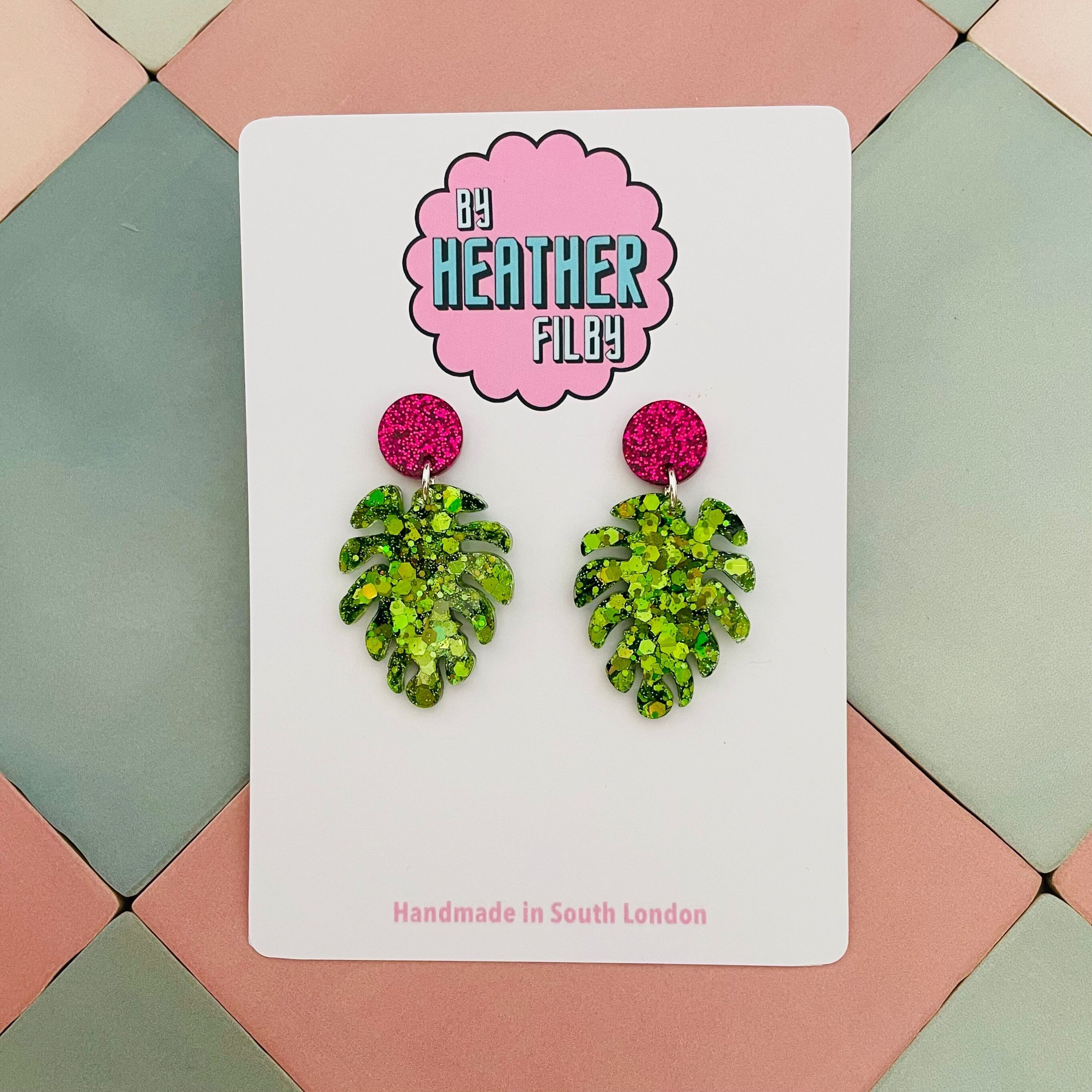 Orecchini in resina glitterata con foglie di formaggio