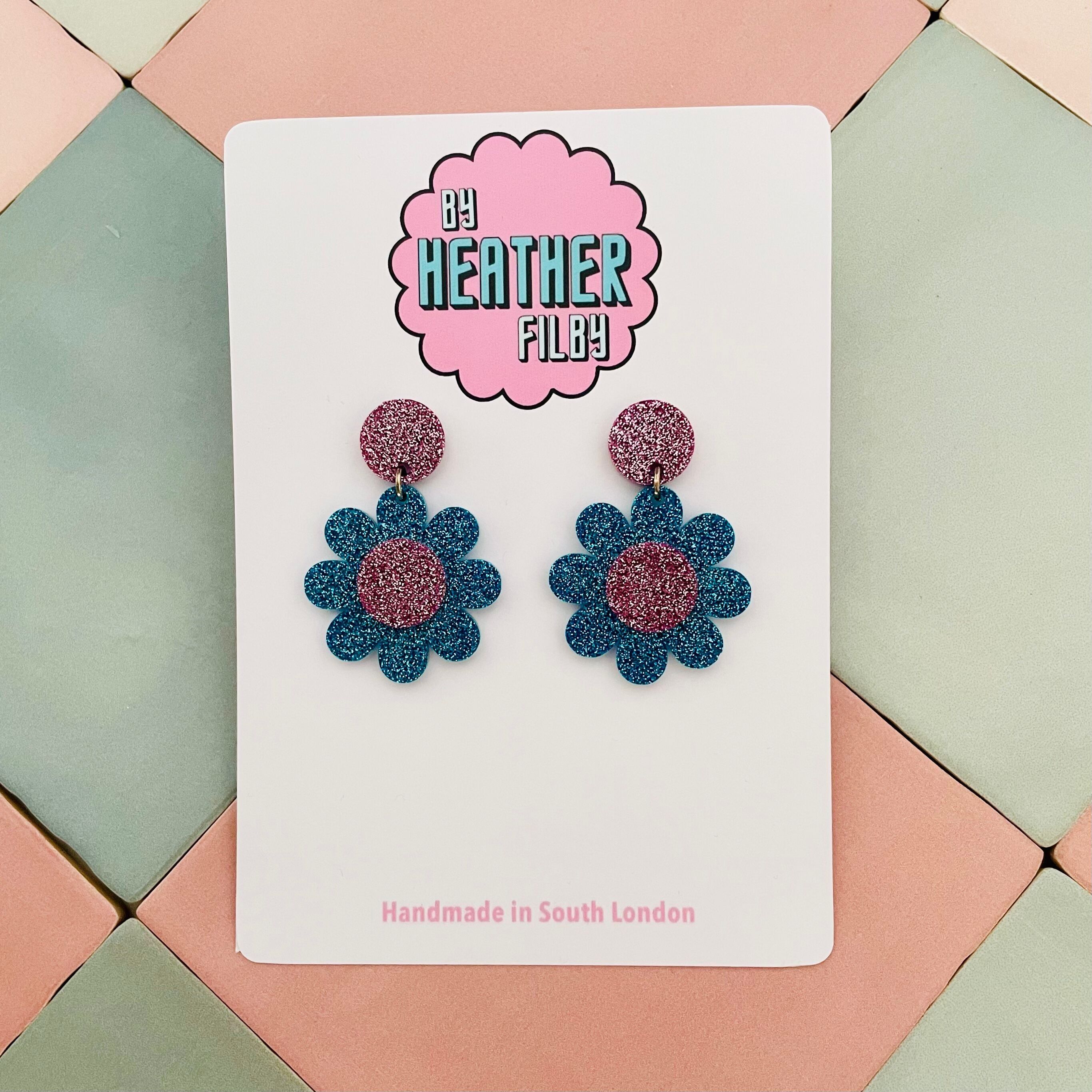 Orecchini in resina glitterata a margherita