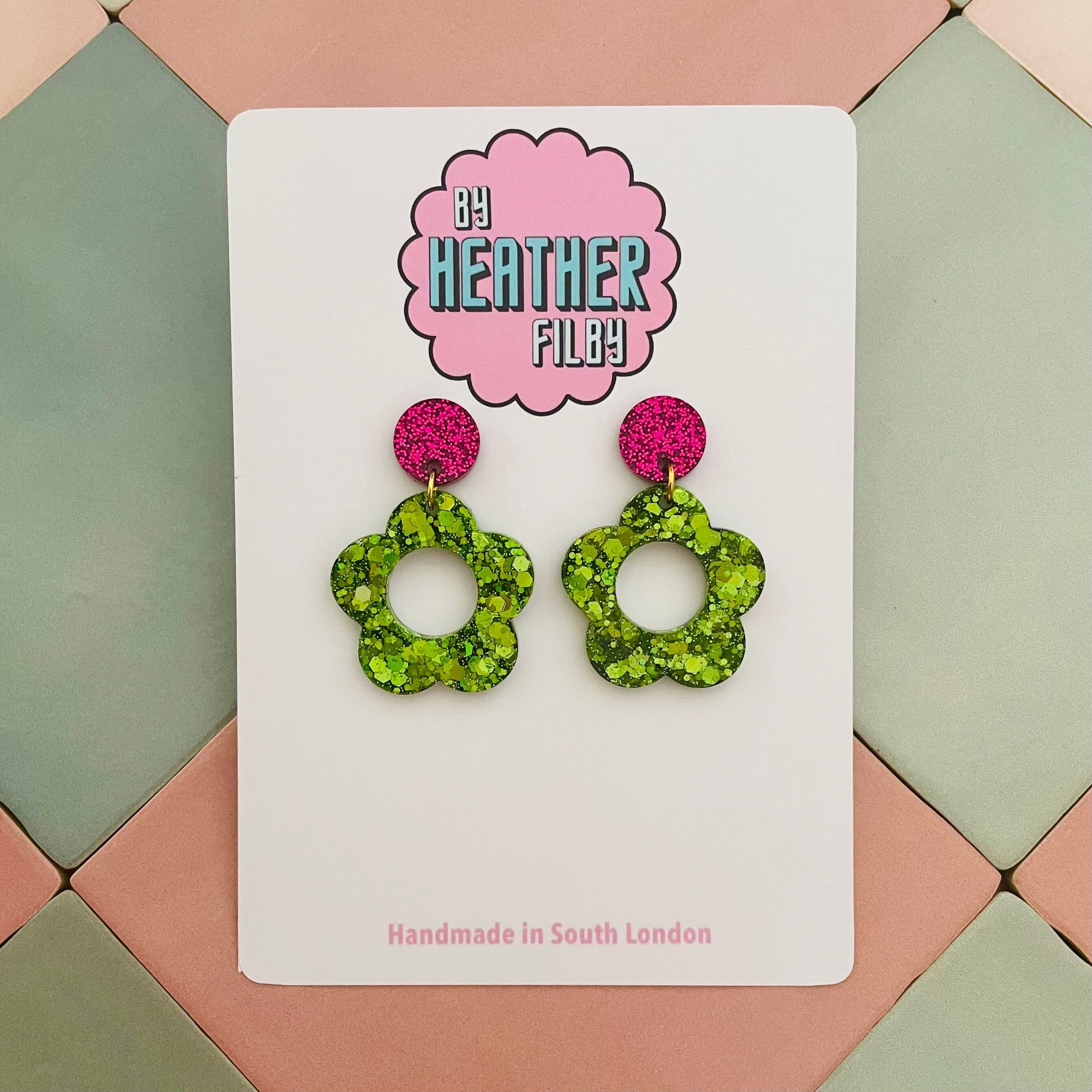 Orecchini in resina con fiori glitterati anni '60