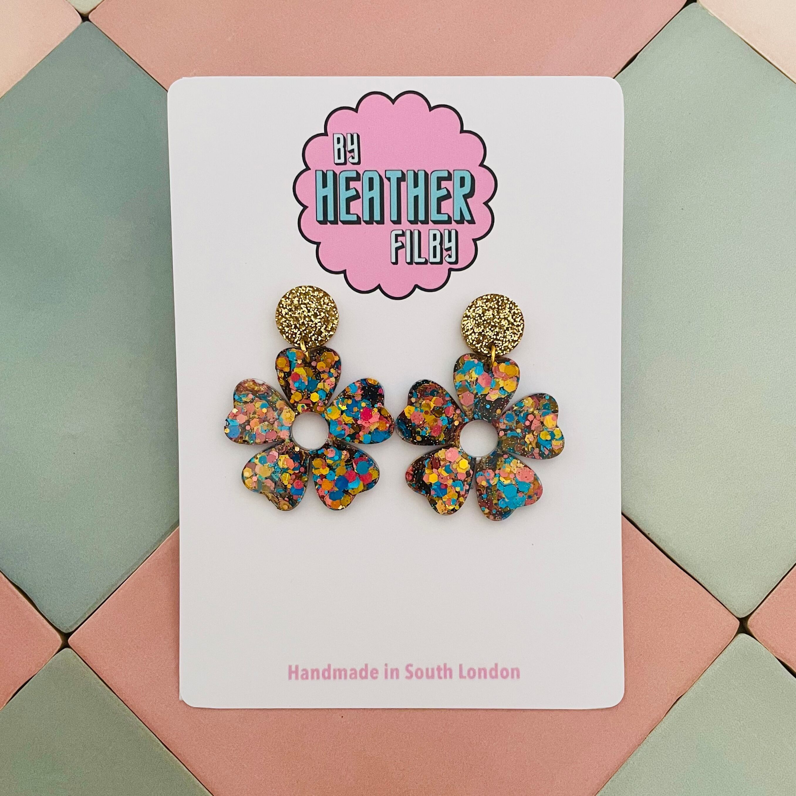 Orecchini in resina con fiori a petalo