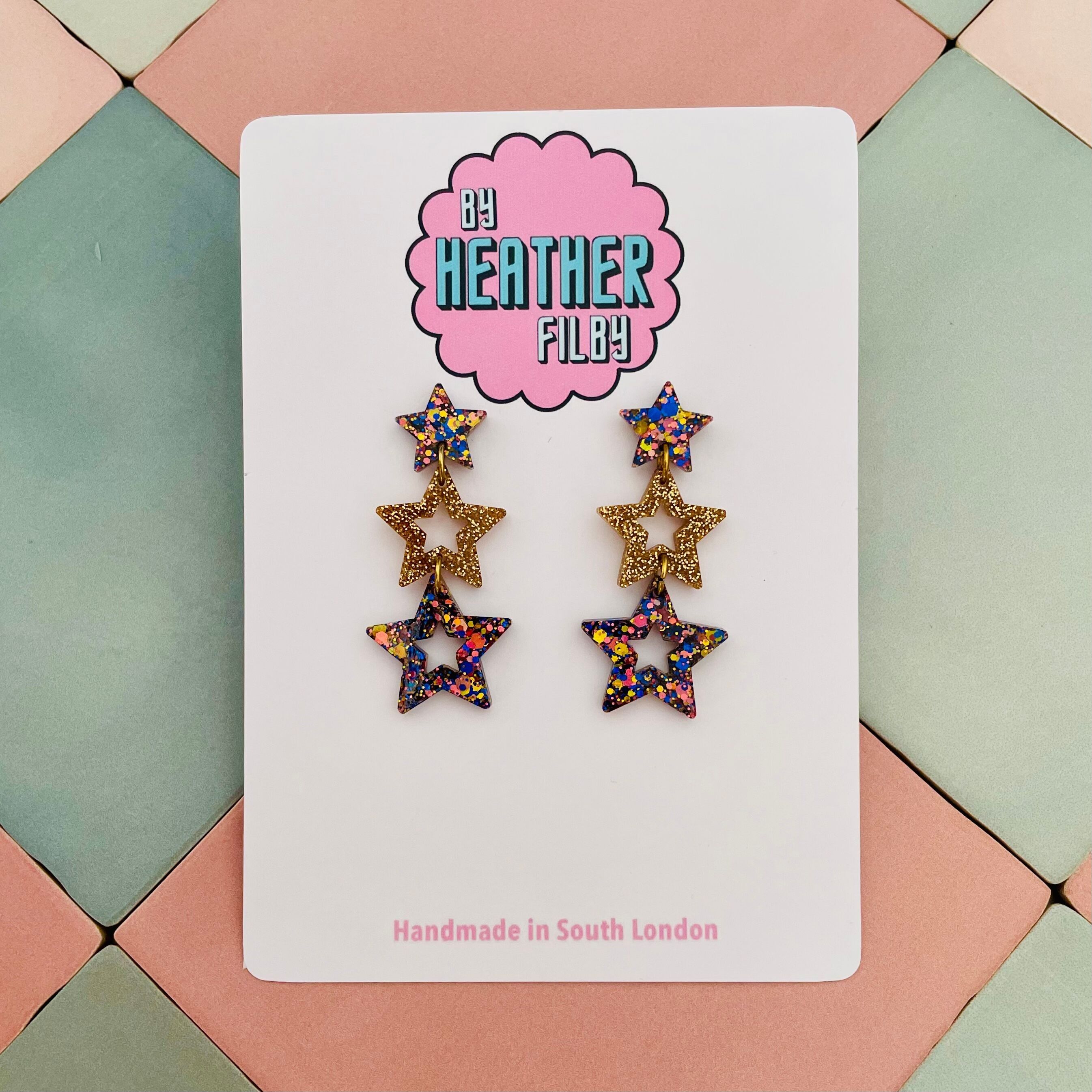 Glitzernde Ohrringe aus Harz mit drei Sternen