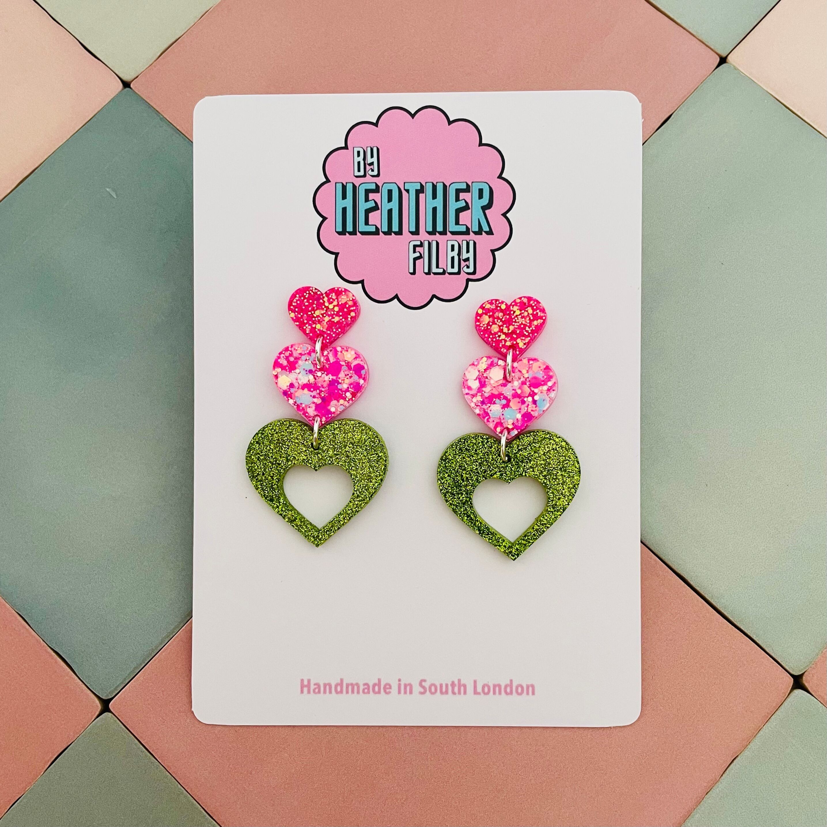 Ohrringe mit drei Herzen und Glitzerharz