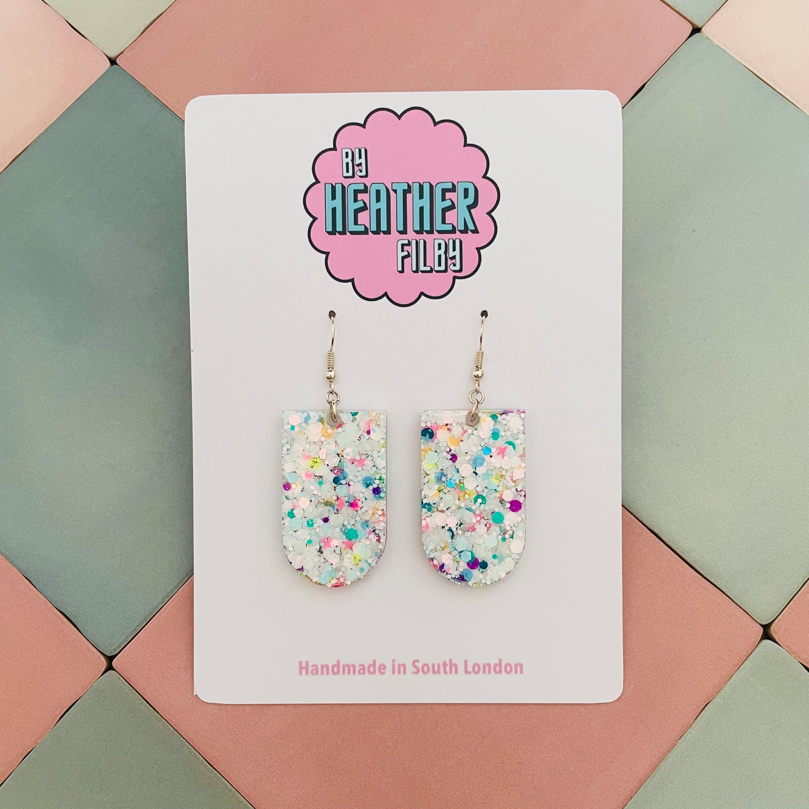 Schillernde weiße Frühlingstropfen-Ohrringe