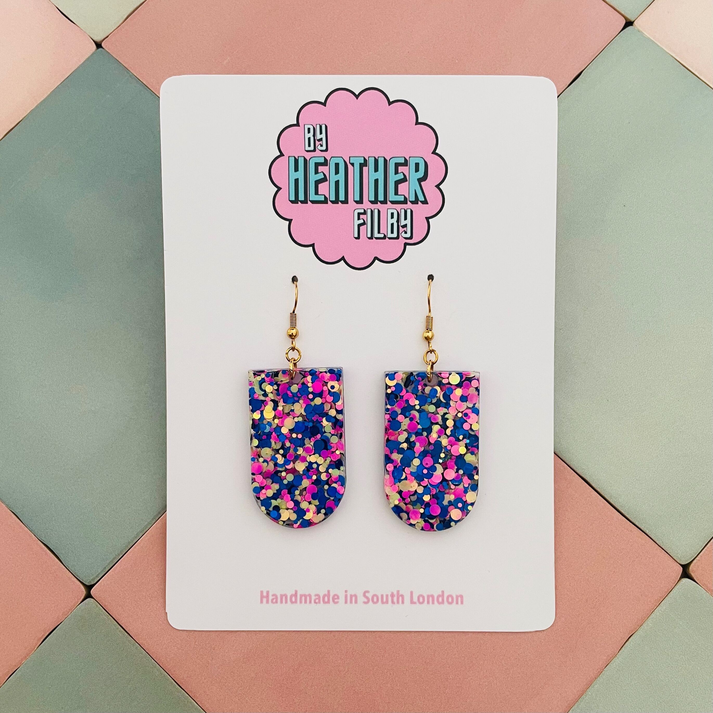 Glitzer-Frühlingstropfen-Ohrringe in Blau, Rosa und Gelb