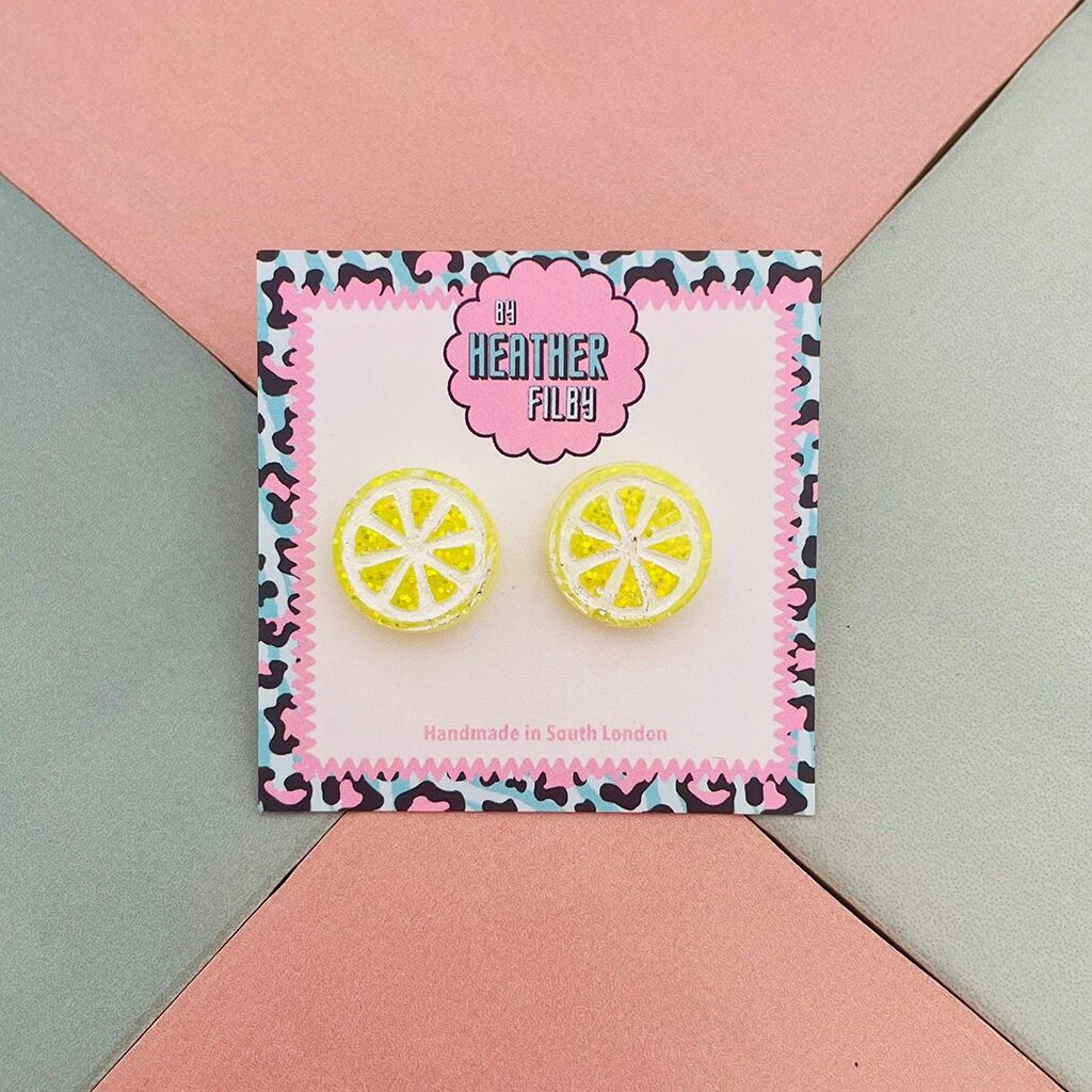 Zitronenscheiben-Ohrstecker aus Glitzerharz