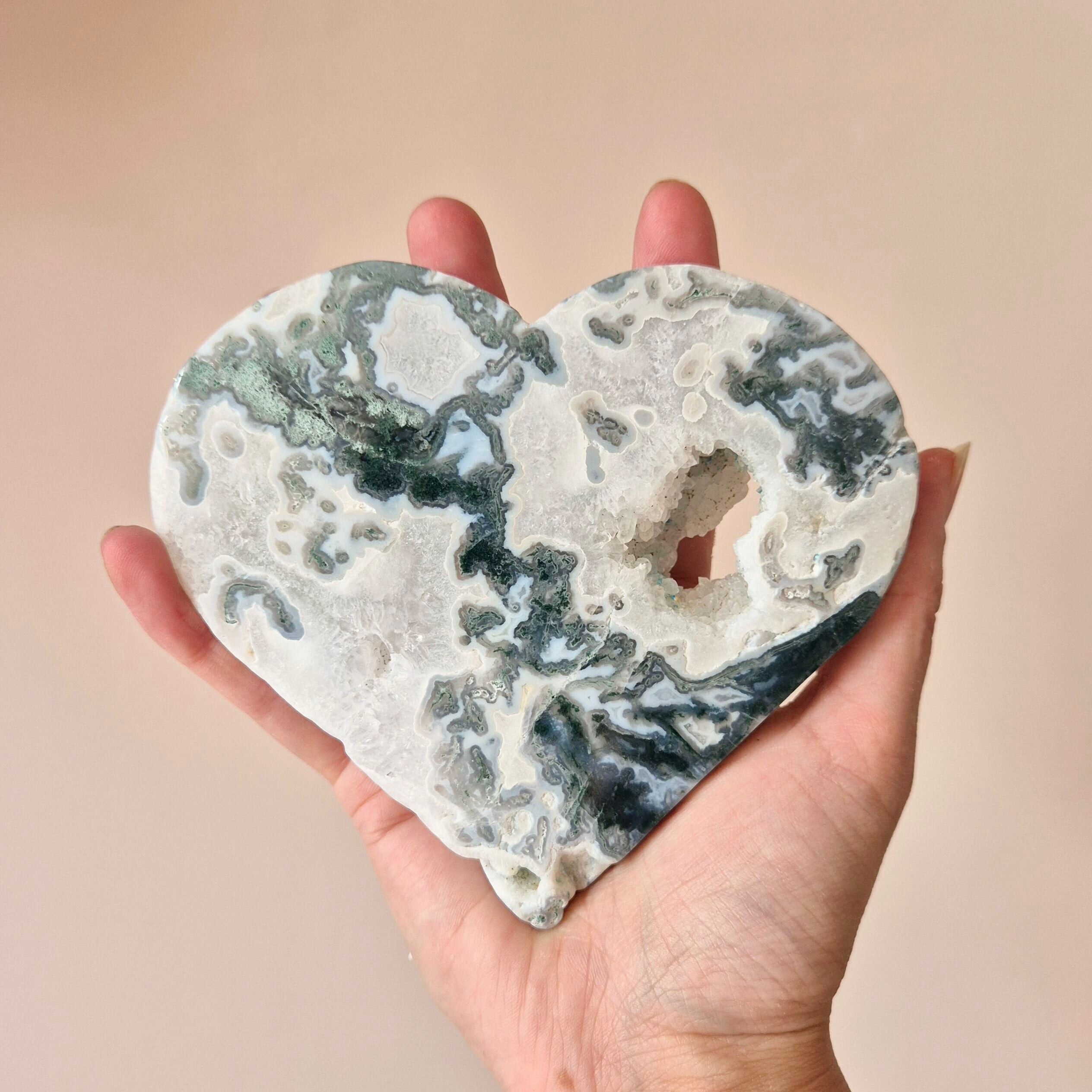 Cœur en agate mousse druzy sur support métallique – n° 94, 353 grammes