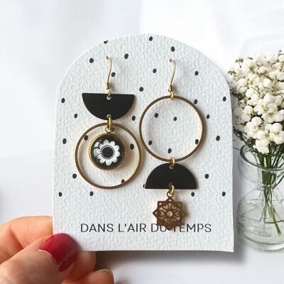 Boucles d'oreilles asymétriques fleur noire et blanche finition dorée