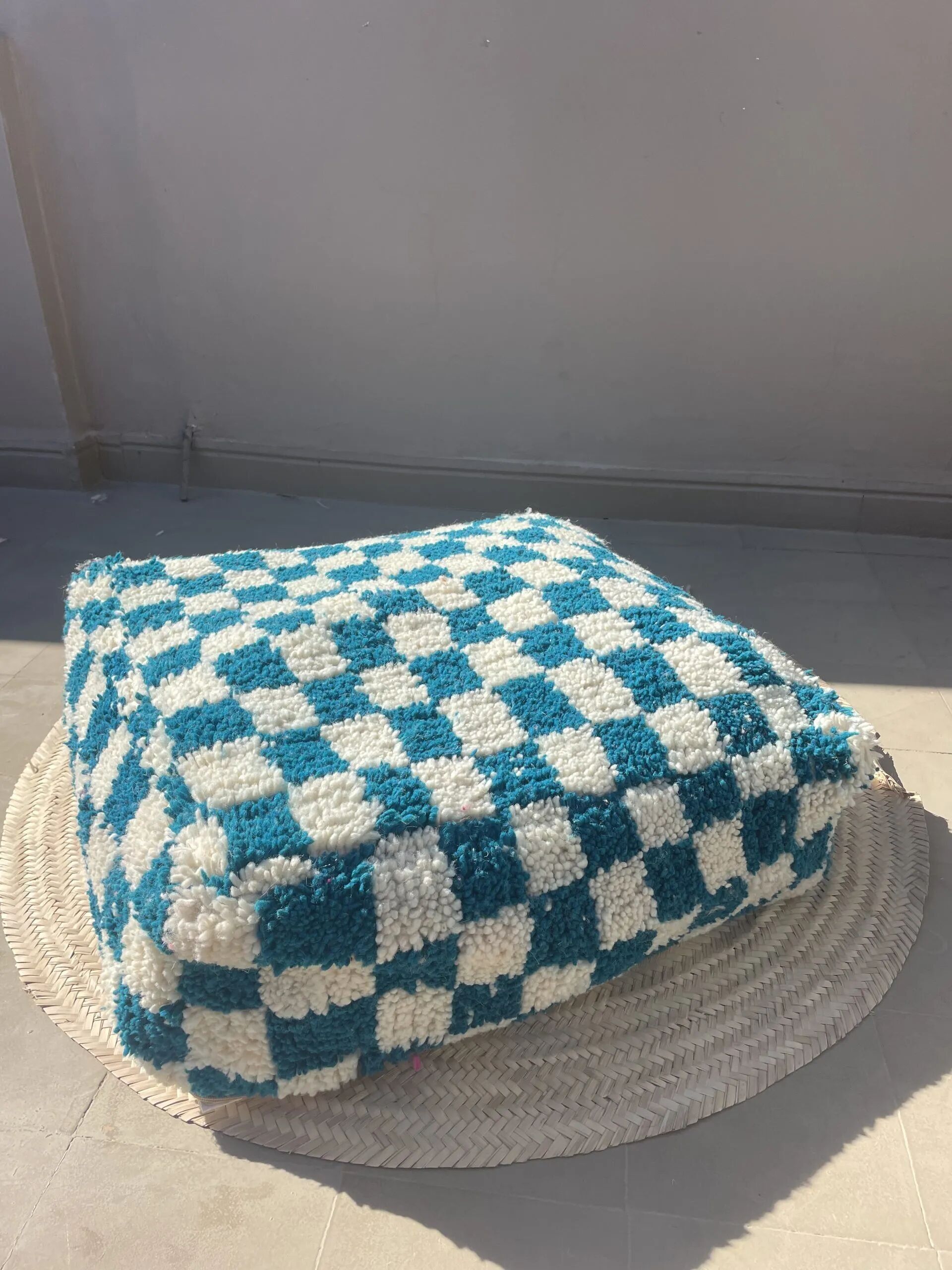 Blau-weiß karierter Wollpouf „Duck“