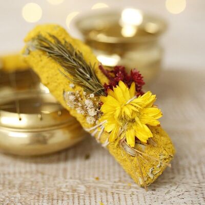 Sauge blanche enrobée de jaune, romarin, molène et fleur de papier - bouquet purifiant de 10 cm