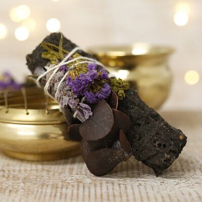 Sauge blanche enrobée de copal, de noir, d'eucalyptus et de sinuata - bouquet purifiant de 10 cm