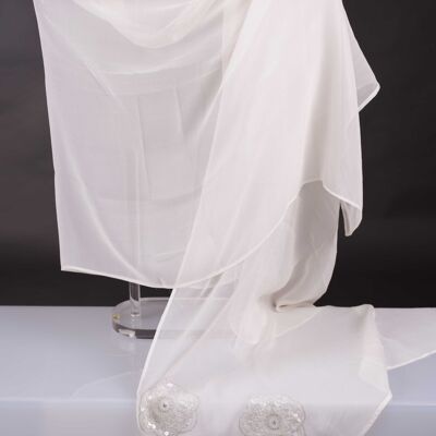 Chal seda natural blanco con flores bordadas