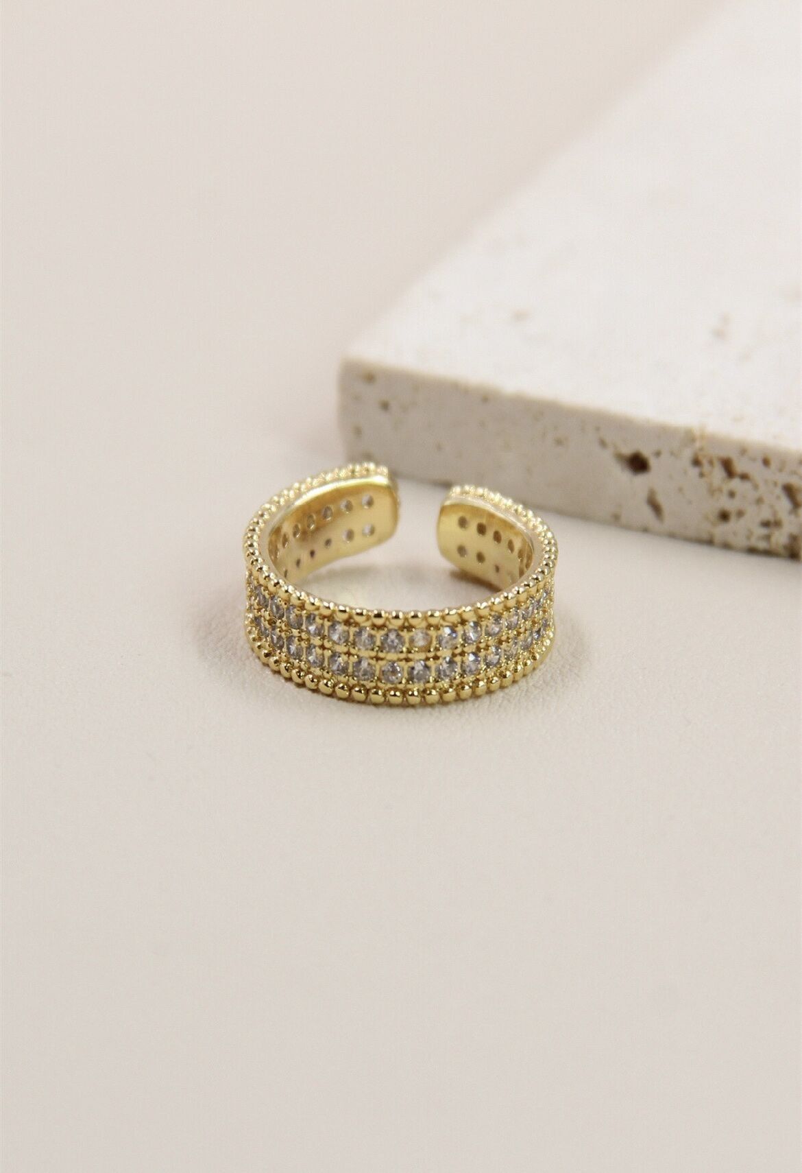 Bague ajustable strassée en acier inoxydable - Modernité et glamour