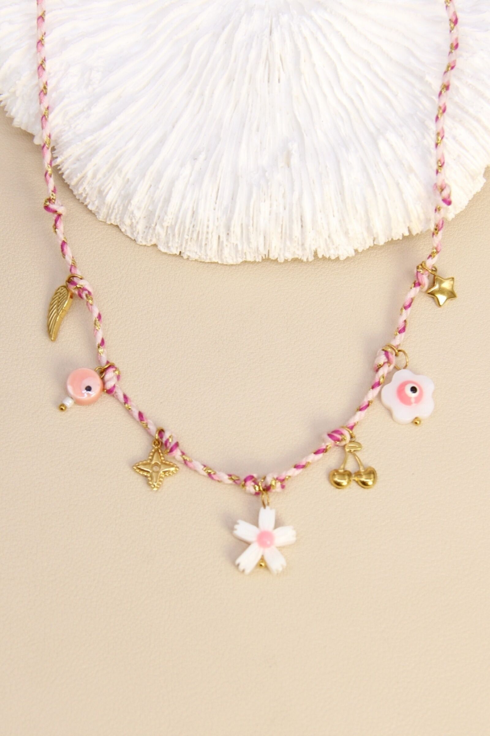 Collier fantaisie cordon rose – Charms dorés & nacrés