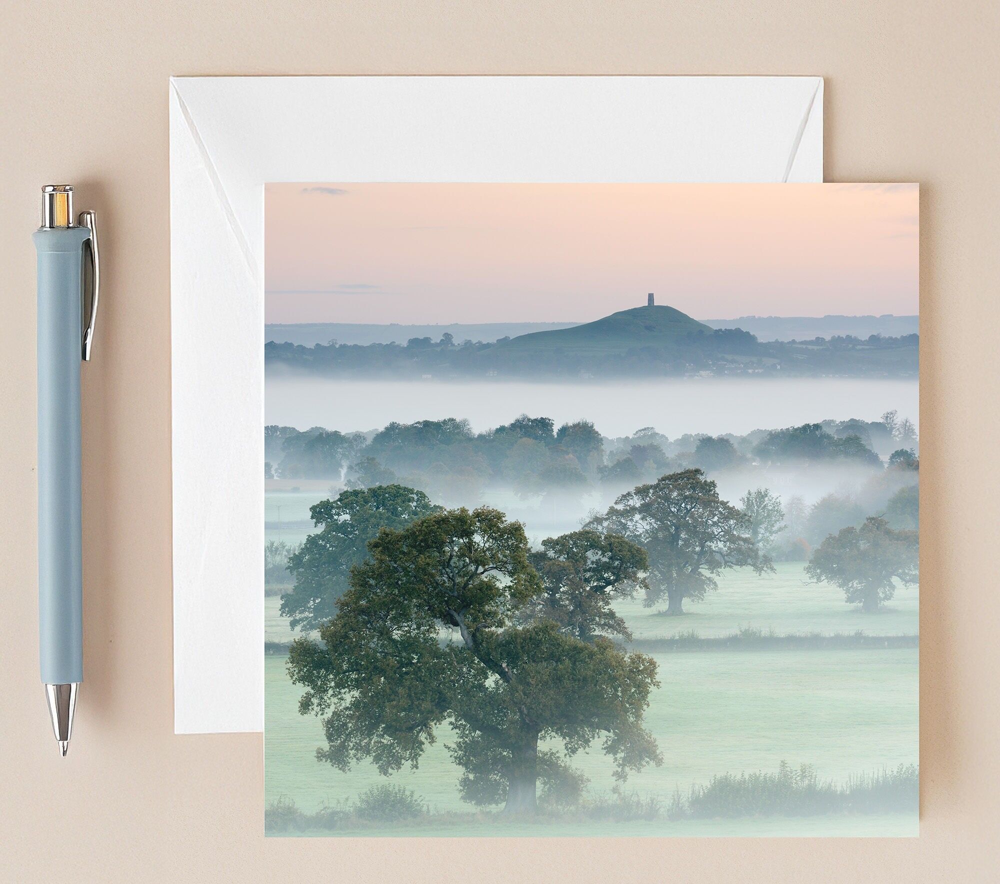 Glastonbury Tor Grußkarte - Herbstnebelfoto