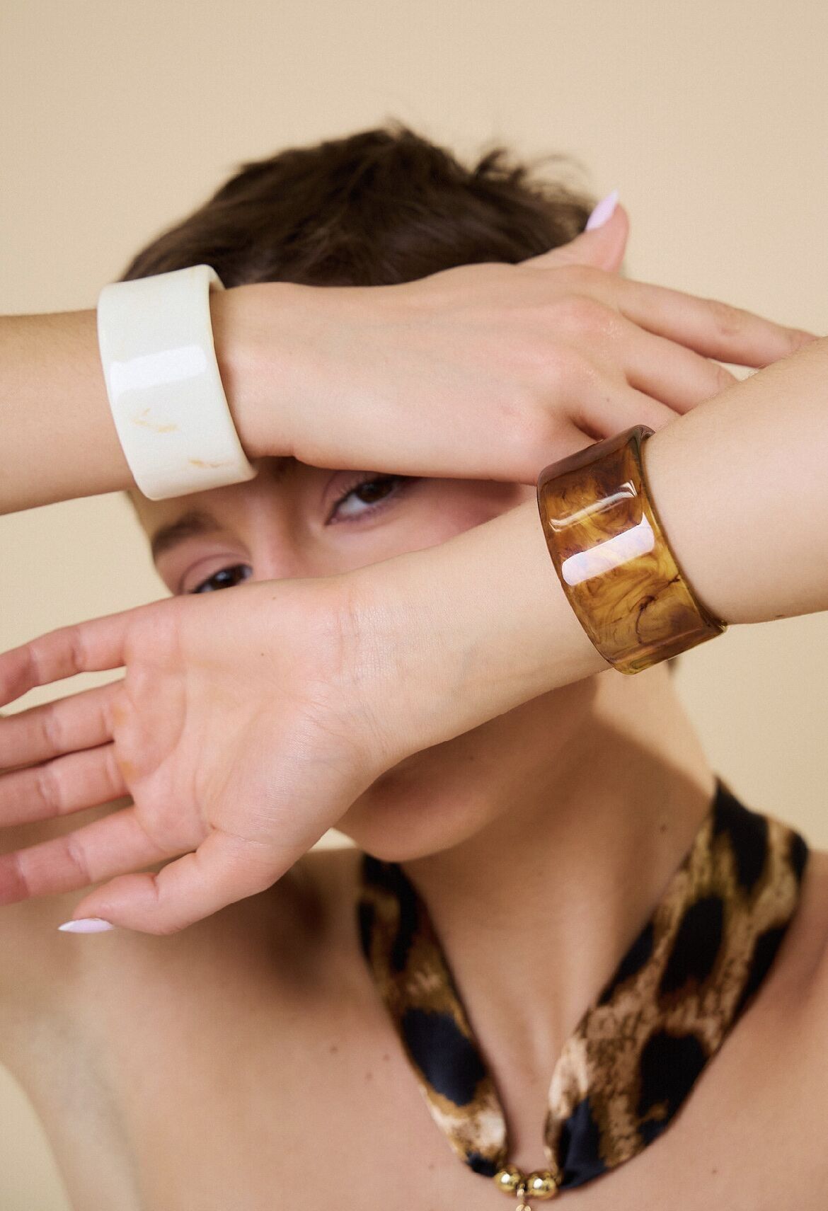 Bracelet manchette ouvert en résine - Modernité et liberté d'expression