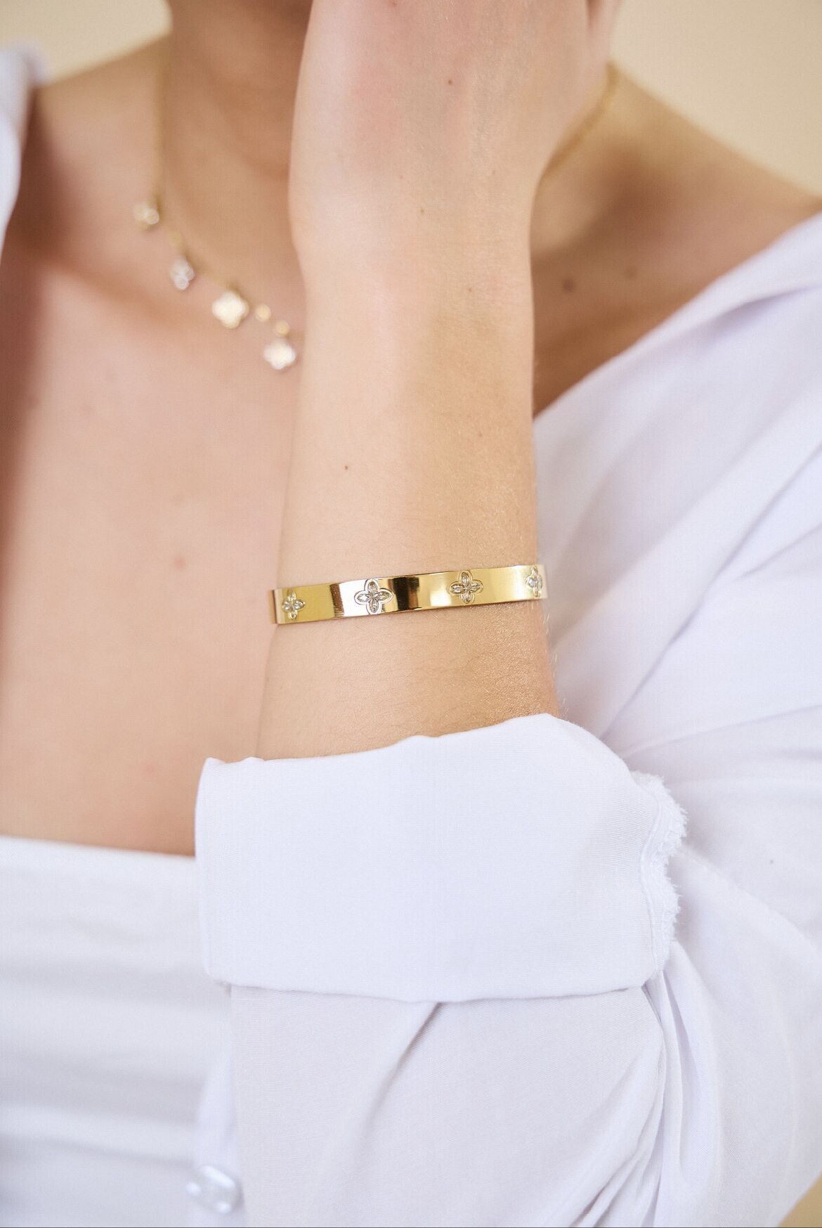 Bracelet Jonc Étoilé en Acier Inoxydable - Élégance et Durabilité