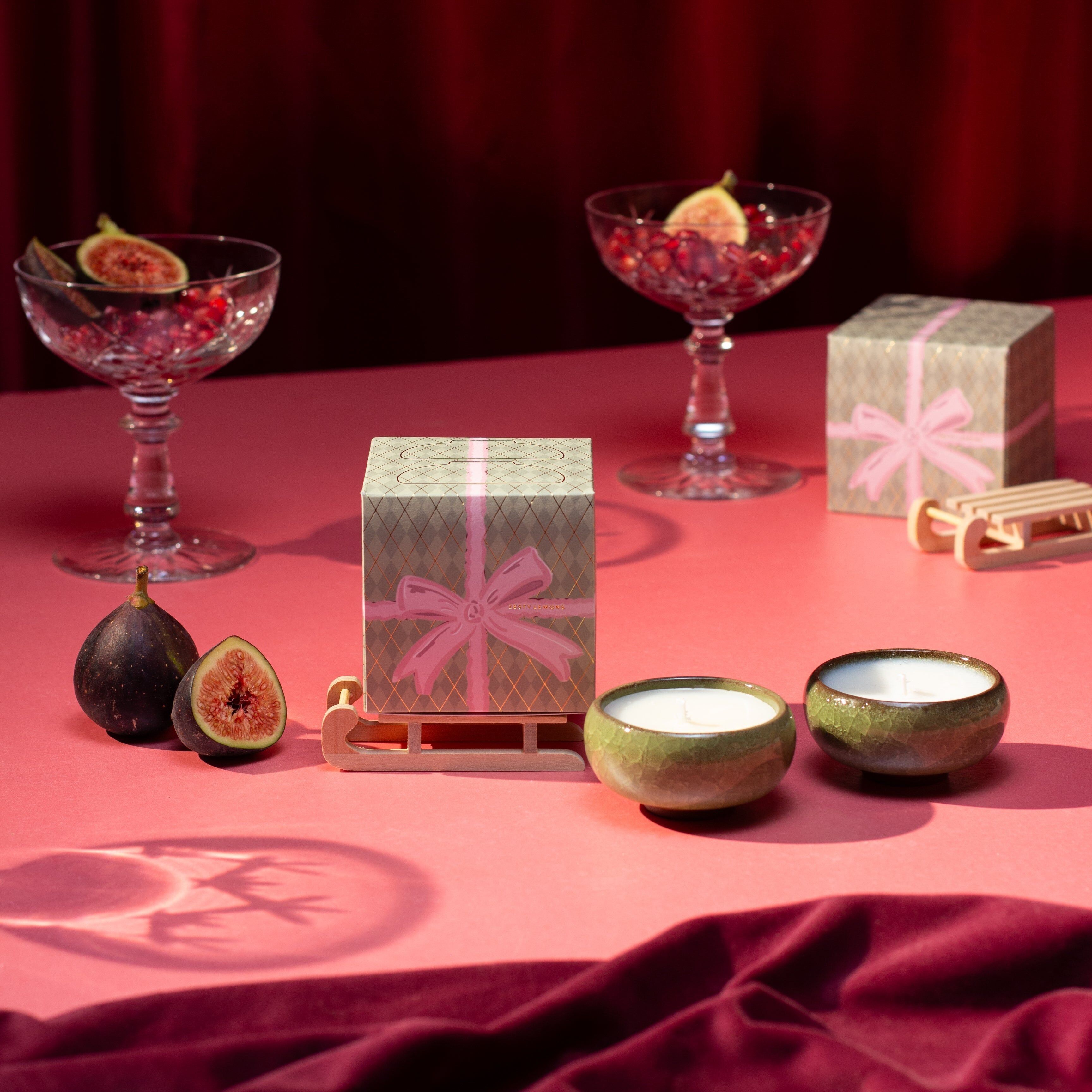 Stagione scintillante: candele da tè con fiocco natalizio (confezione da 2) - Mirra e Tonka