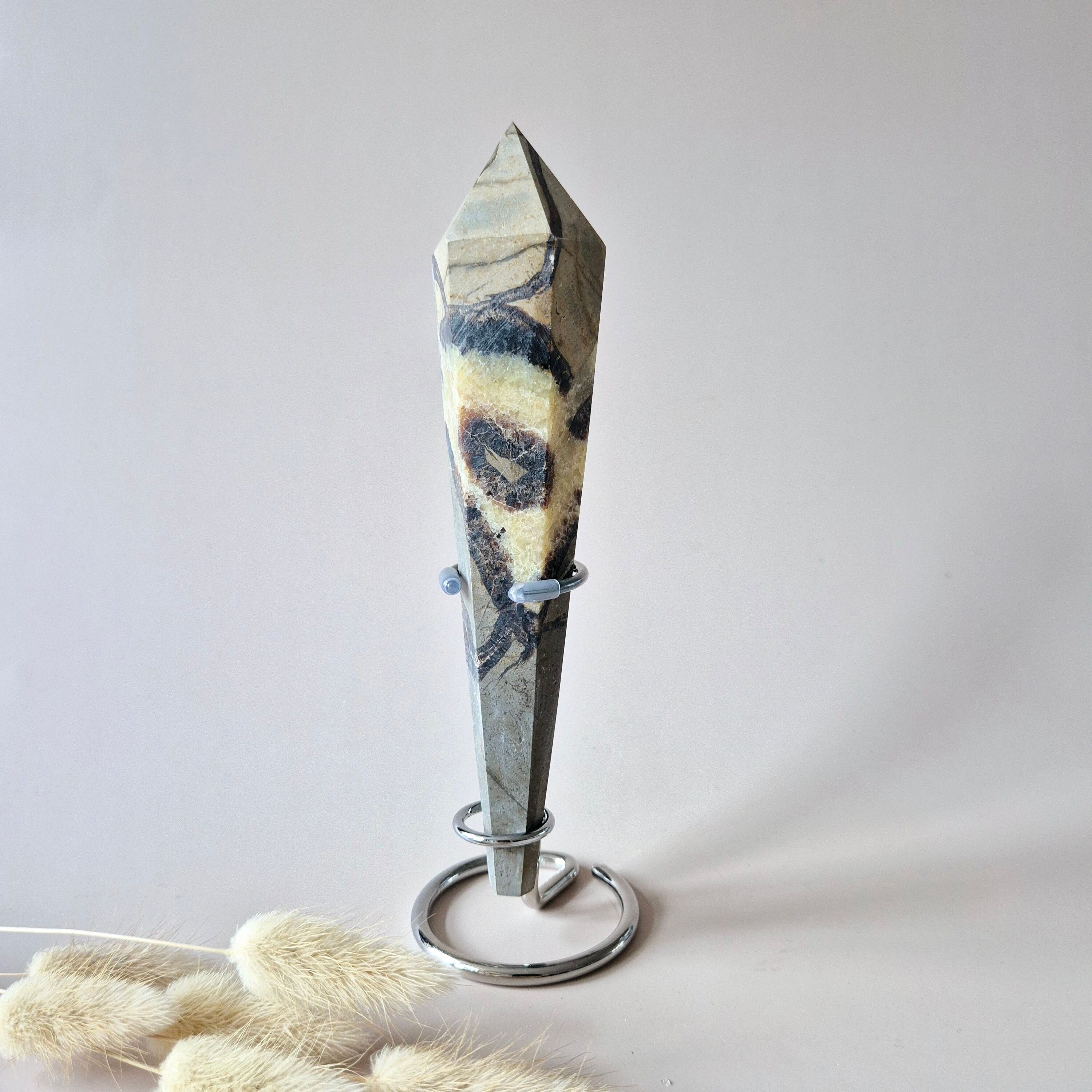 Edelstein-Septarien-Zepterstab auf Ständer (ca.18–20 cm)