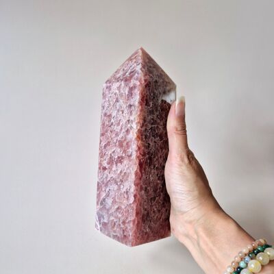 Obélisque de pierres précieuses en quartz fraise XXL (1 273 g)
