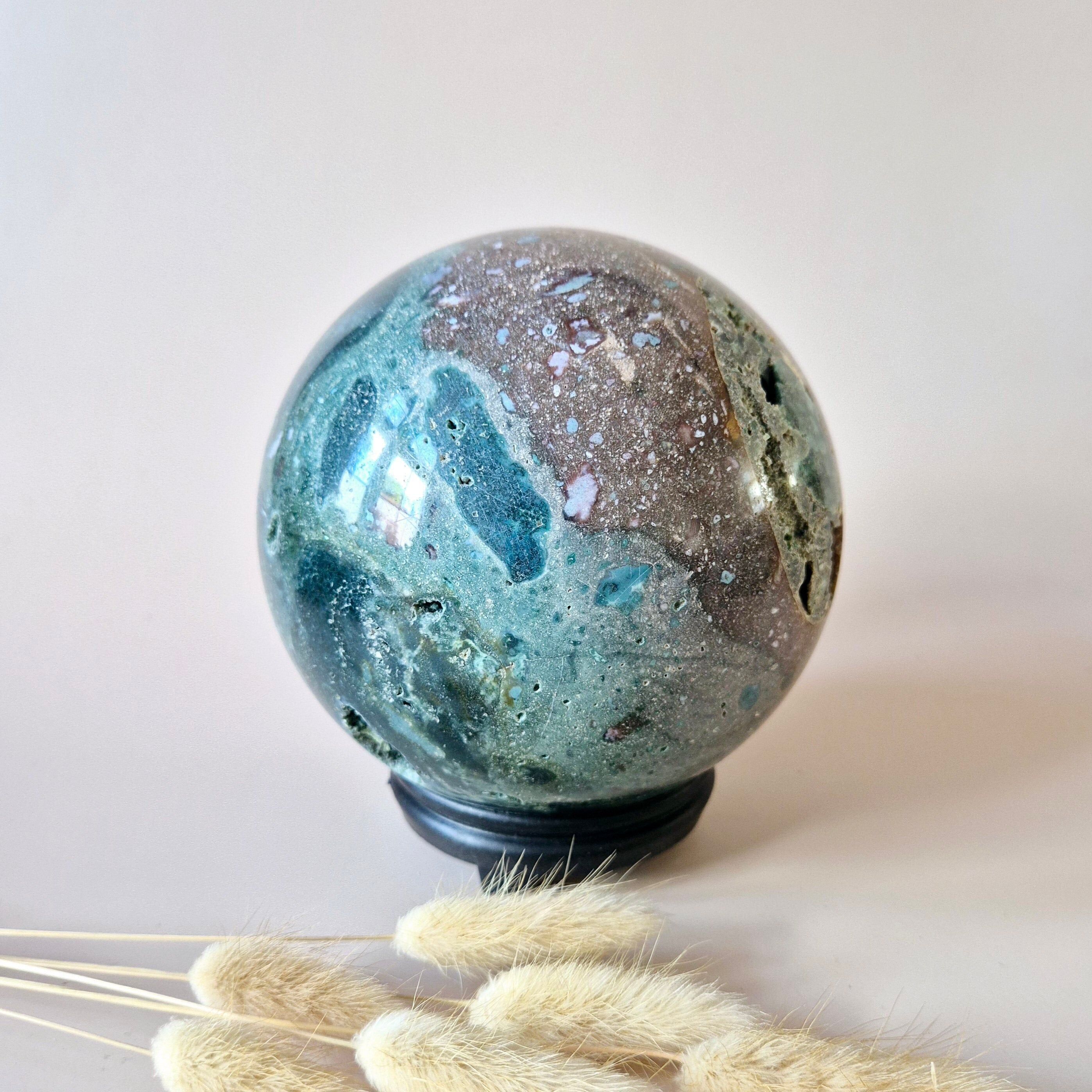 Bola XXL de jaspe oceánico con soporte – 130 mm, 2600 g – Terroso y relajante