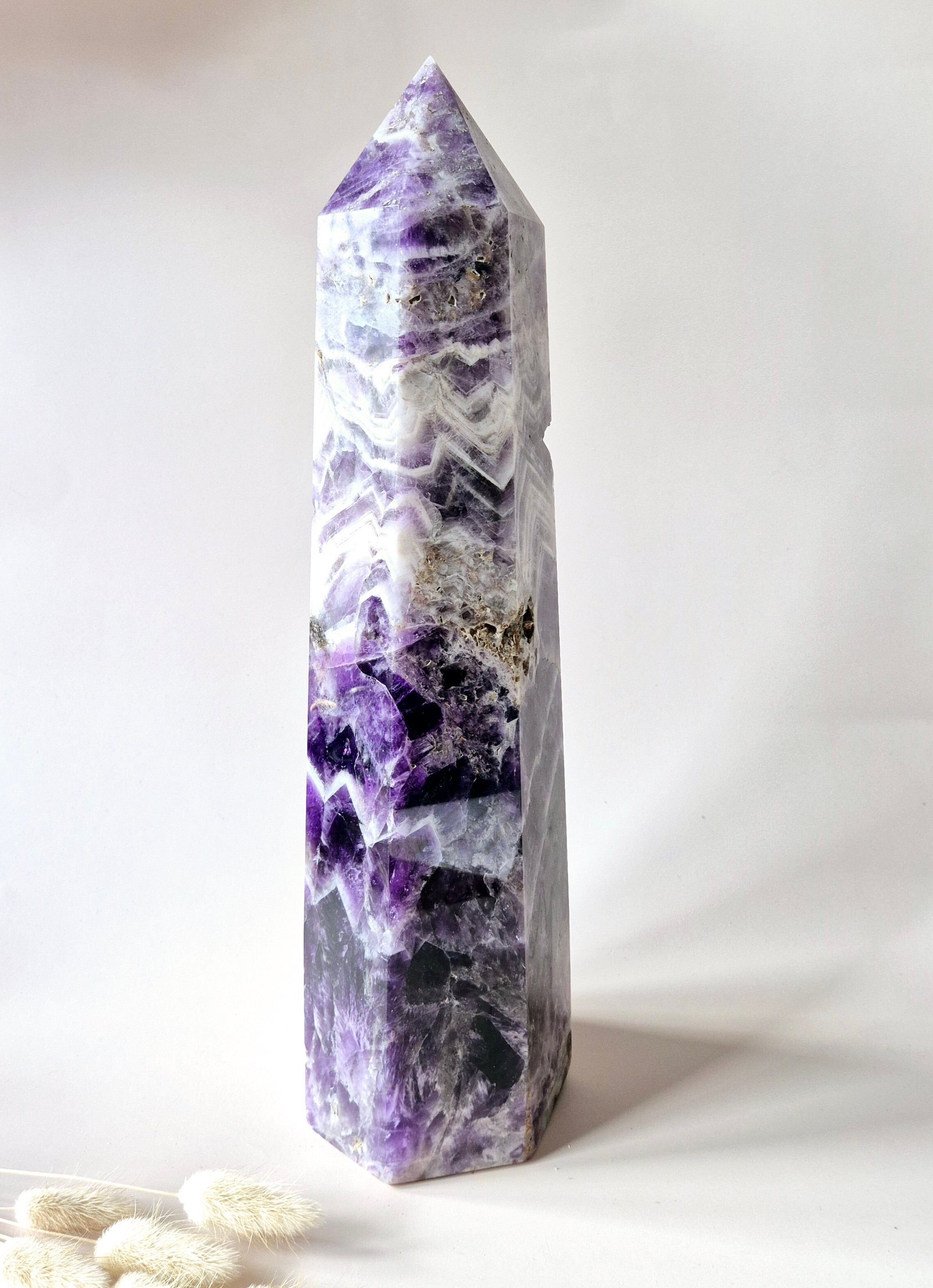 Torre de amatista XXXL con gemas Chevron (sueño) – >5 kg | Pieza única y llamativa