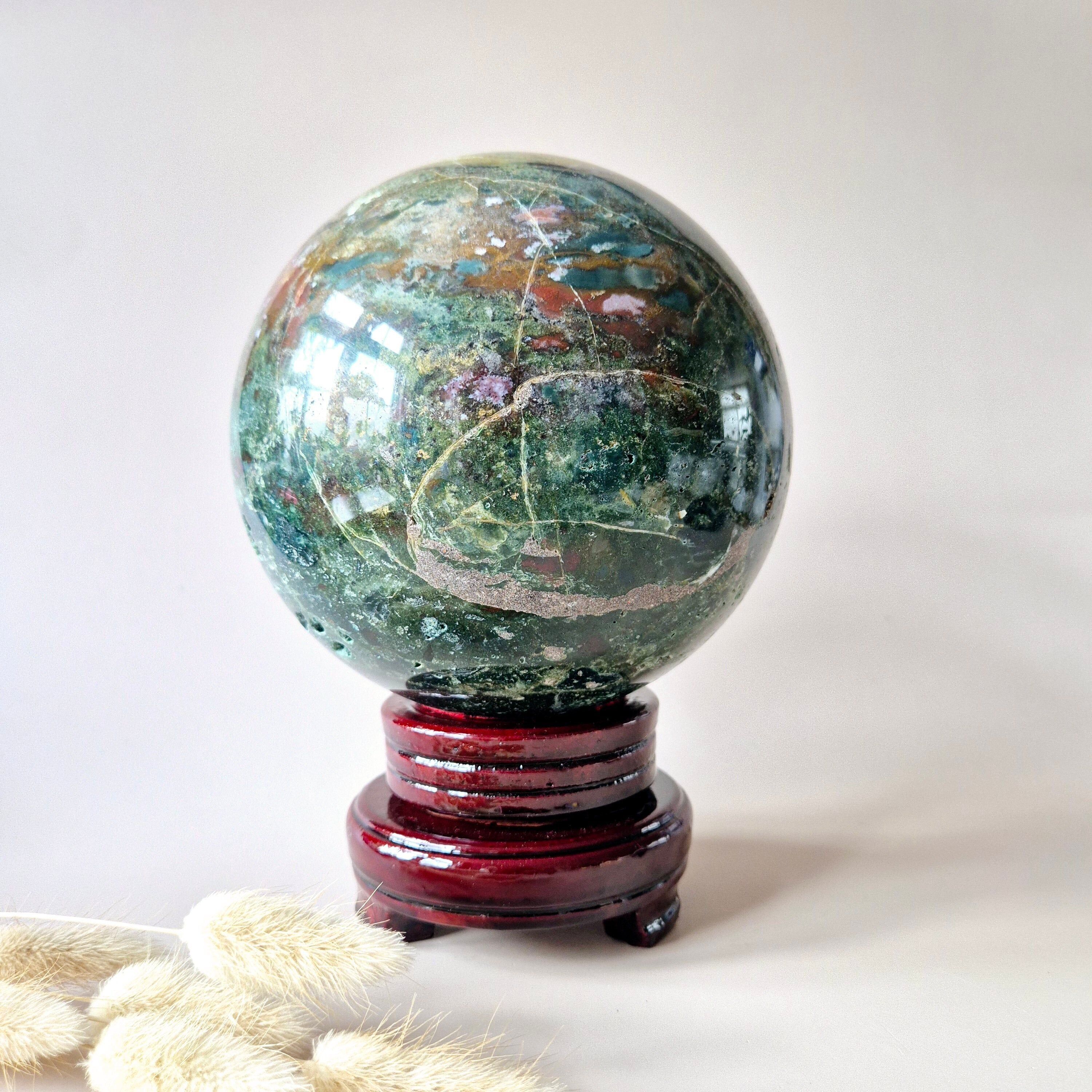 Sfera di diaspro oceanico XXL con pietre preziose – 4356 grammi e 140 mm di trasformazione, pace ciclica e connessione profonda