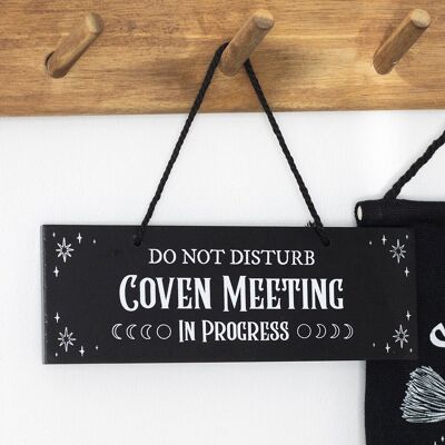 Cartello appeso "Riunione del Coven in corso"
