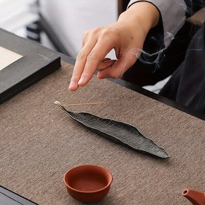 Elegant Metal Leaf Incense Holder – Home Yoga & Tea Ceremony Décor