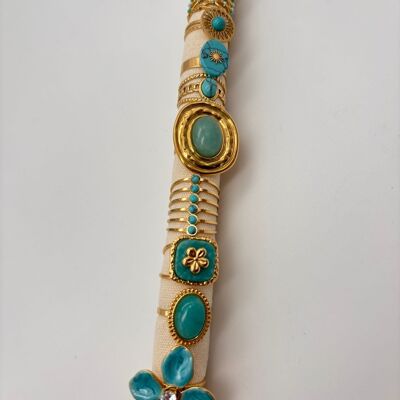 Conjunto de 10 anillos de color azul en exposición.