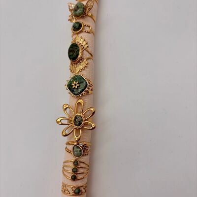 Conjunto de 10 anillos de color verde en exposición.