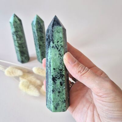 Torre di pietre preziose Rubino in Zoisite – da 7 a 9 cm