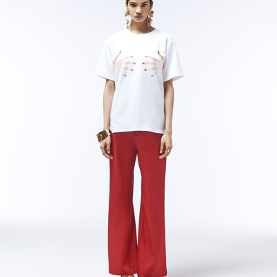 Camiseta blanca con estampado de manos de manicura roja