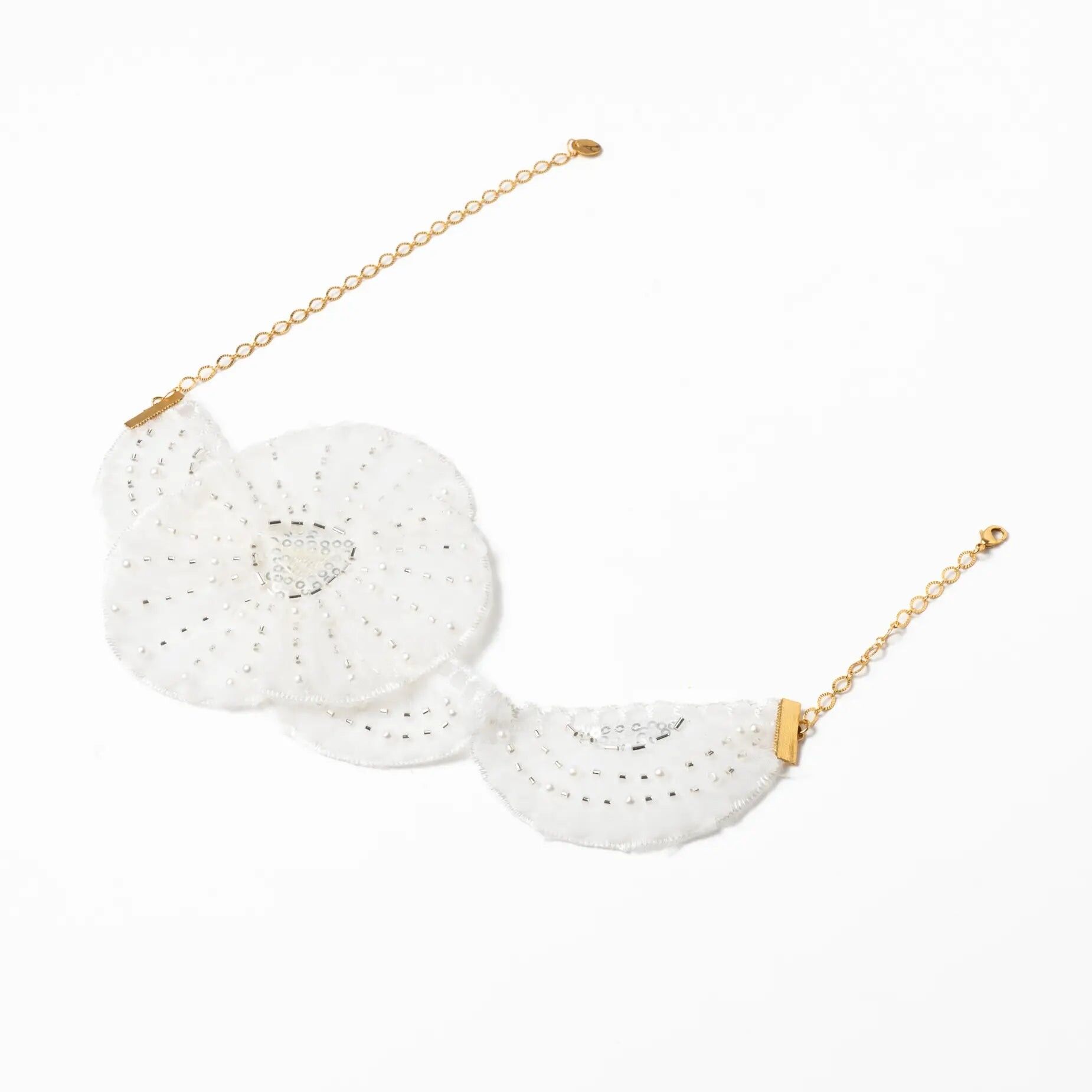 Collana ricamata con petali della Regina Bianca