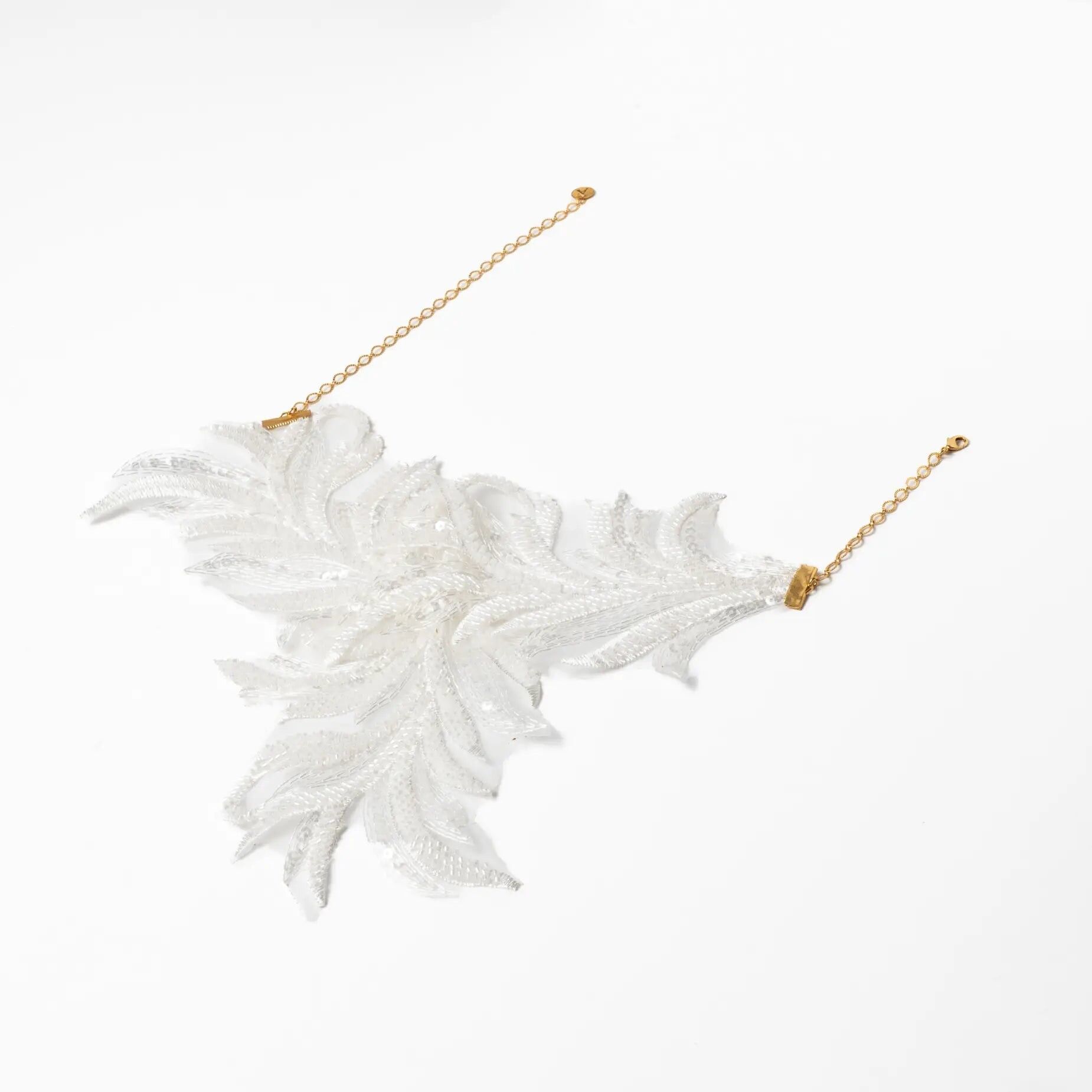 Collana ricamata con allodola di piume bianche
