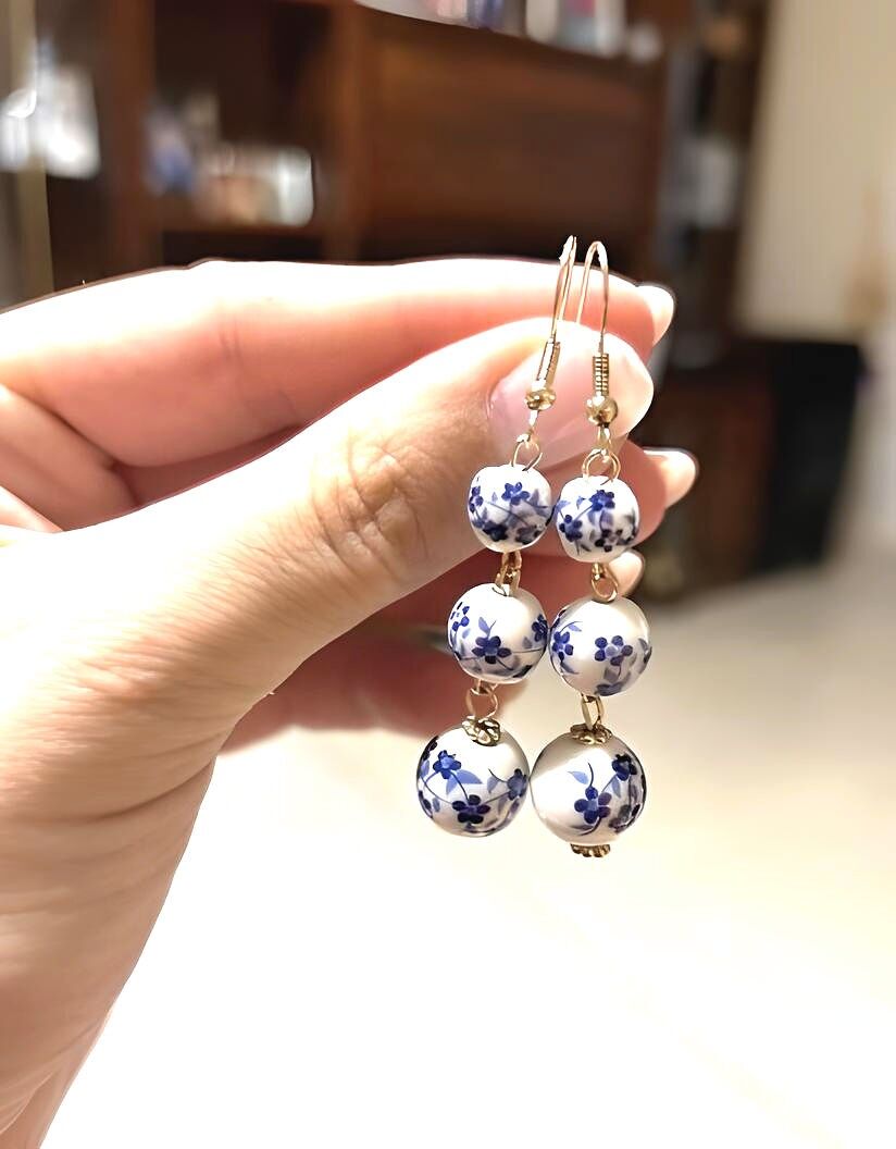 Orecchini in porcellana bianca e blu,