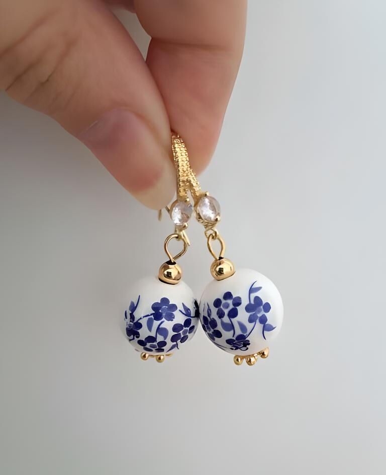 Orecchini in porcellana bianca e blu