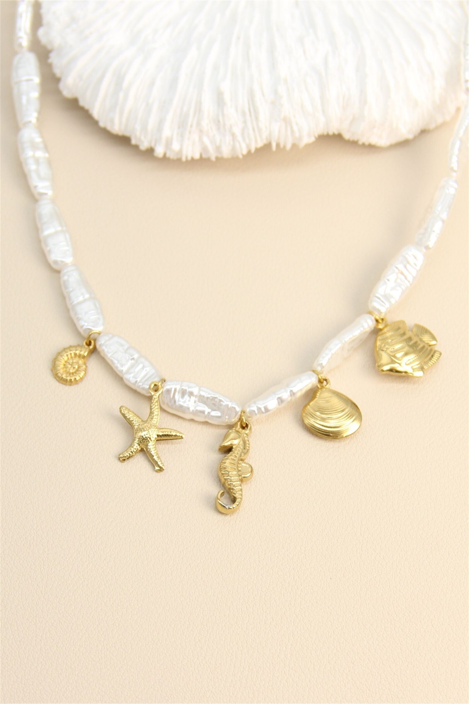 Halskette mit weißen Perlen und goldenem Charm – Seaside Spirit