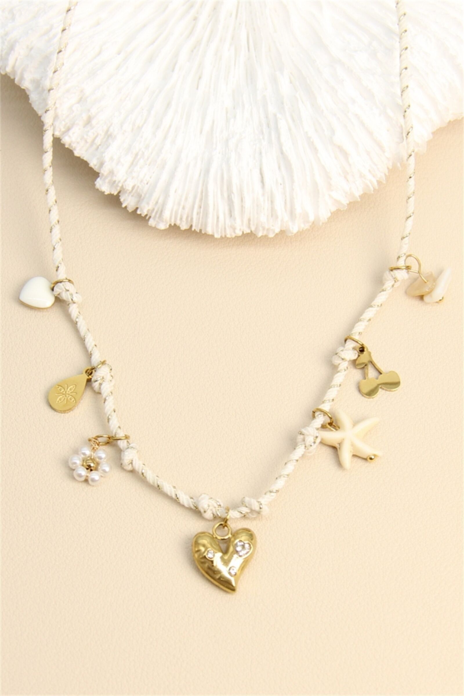 Halskette aus Seil und ausgefallener Quaste – Goldenes Herz & Meeresanhänger