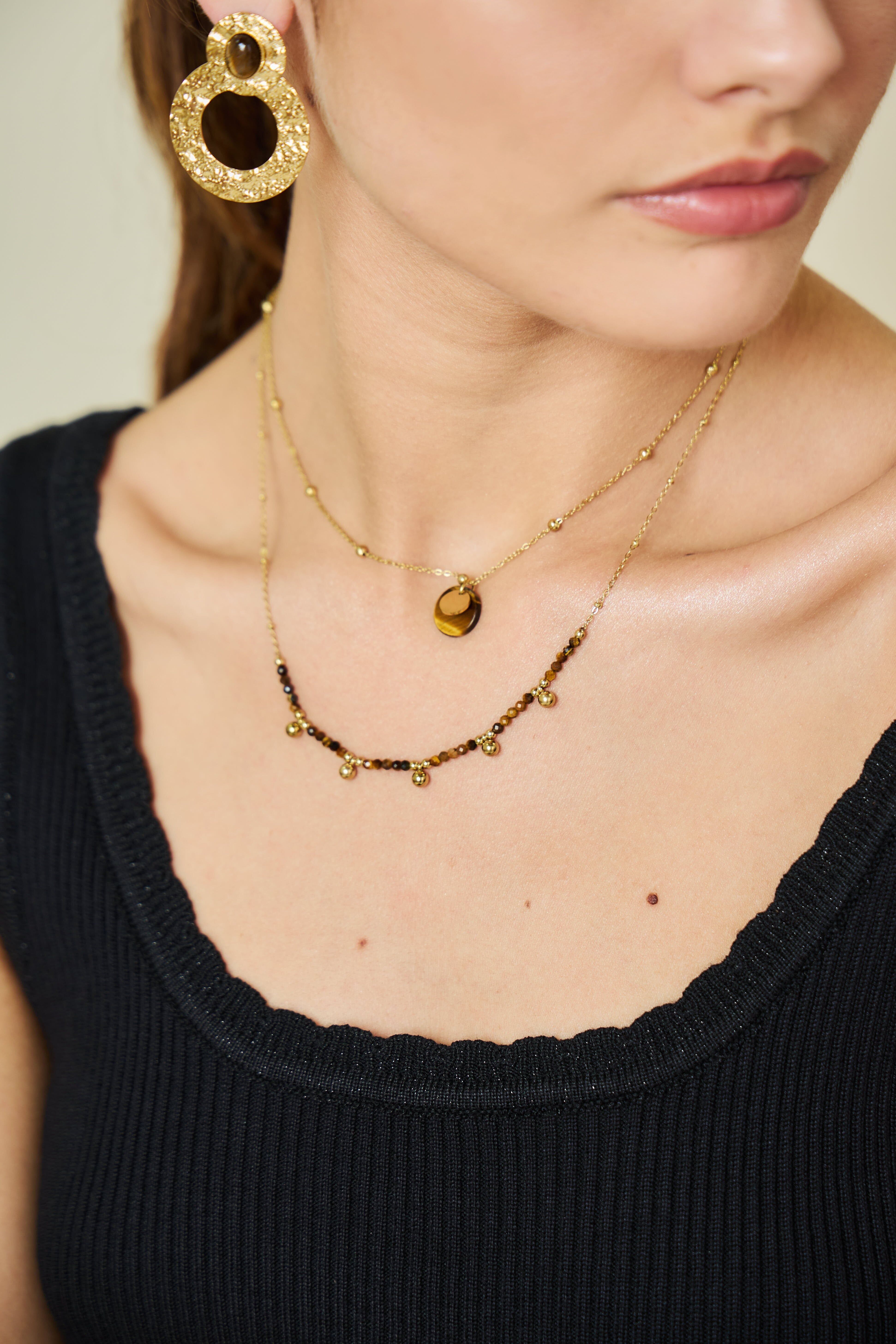 Collana a catena dorata con pietra occhio di tigre e placca con incisione