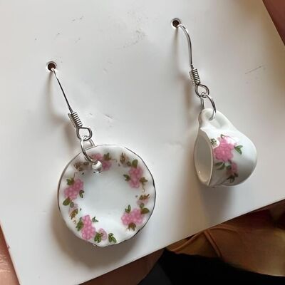 Boucles d'oreilles asymétriques en porcelaine blanche et rose